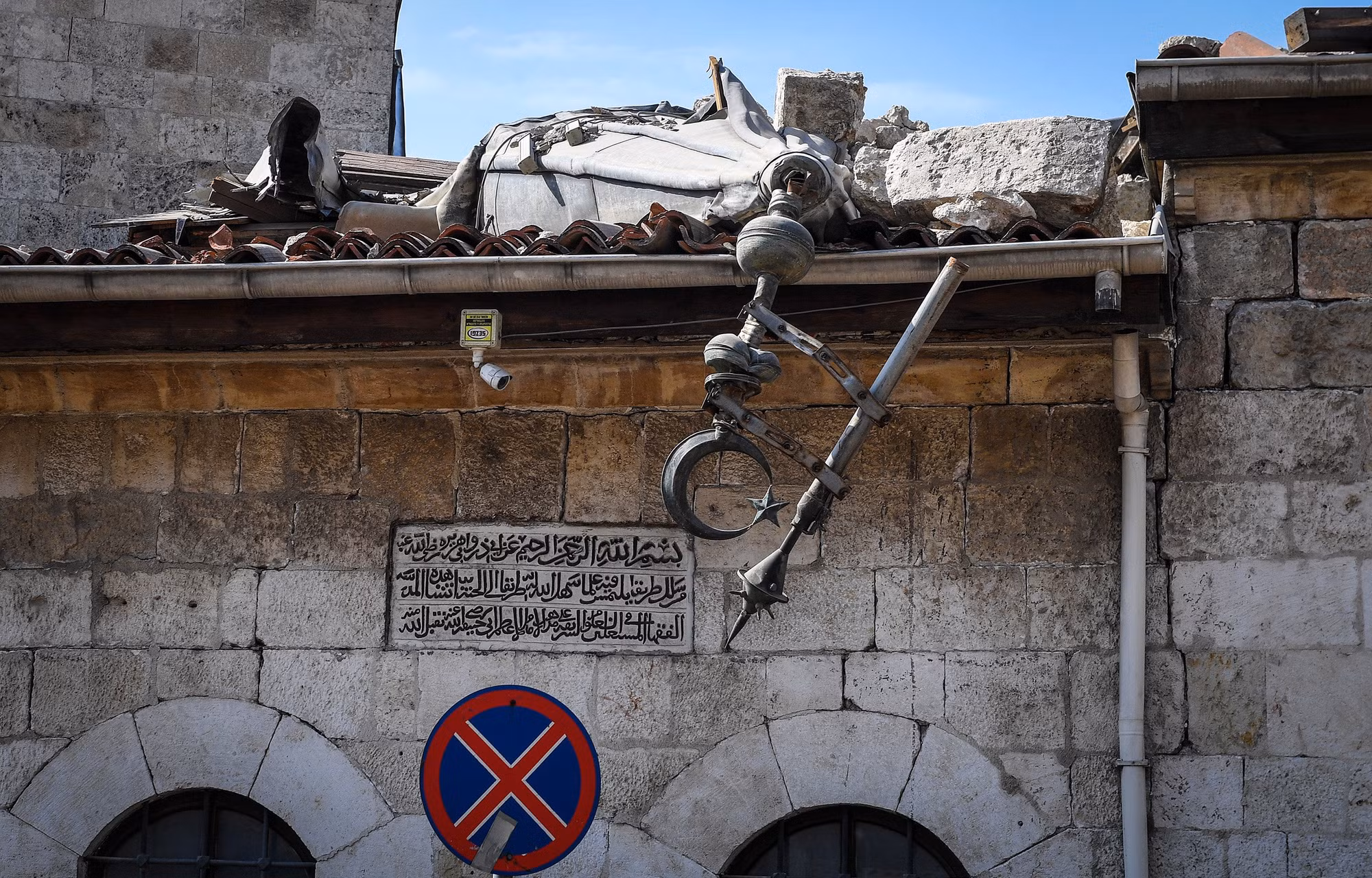 Một bức tượng đã ngã gục, một phần trang trí mang biểu tượng của trăng lưỡi liềm gập hẳn xuống.