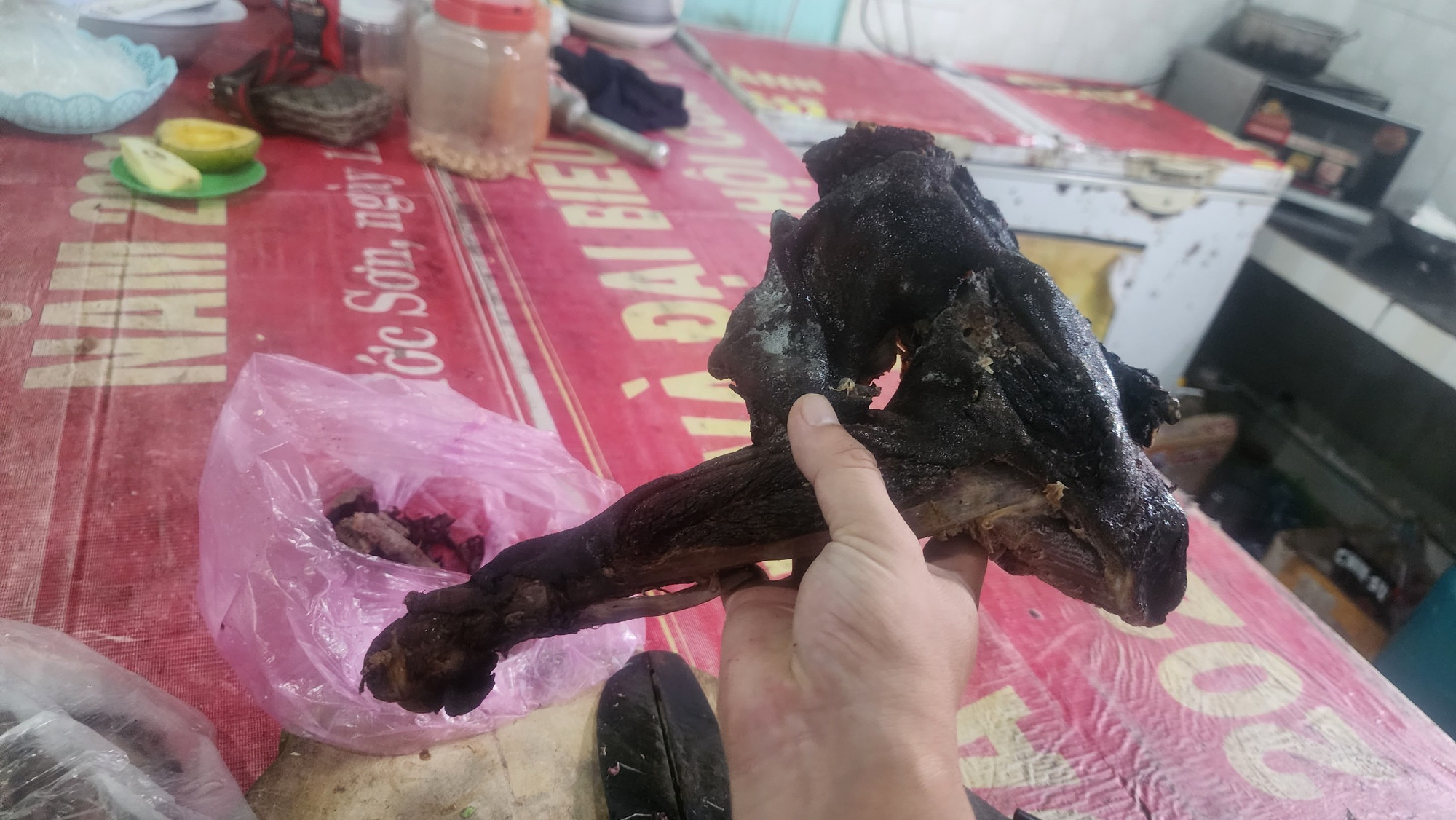 Khúc đùi được quảng cáo là đùi voọc sấy khô tại quán Út N. Khúc đùi được quảng cáo là đùi voọc sấy khô tại quán Út N.