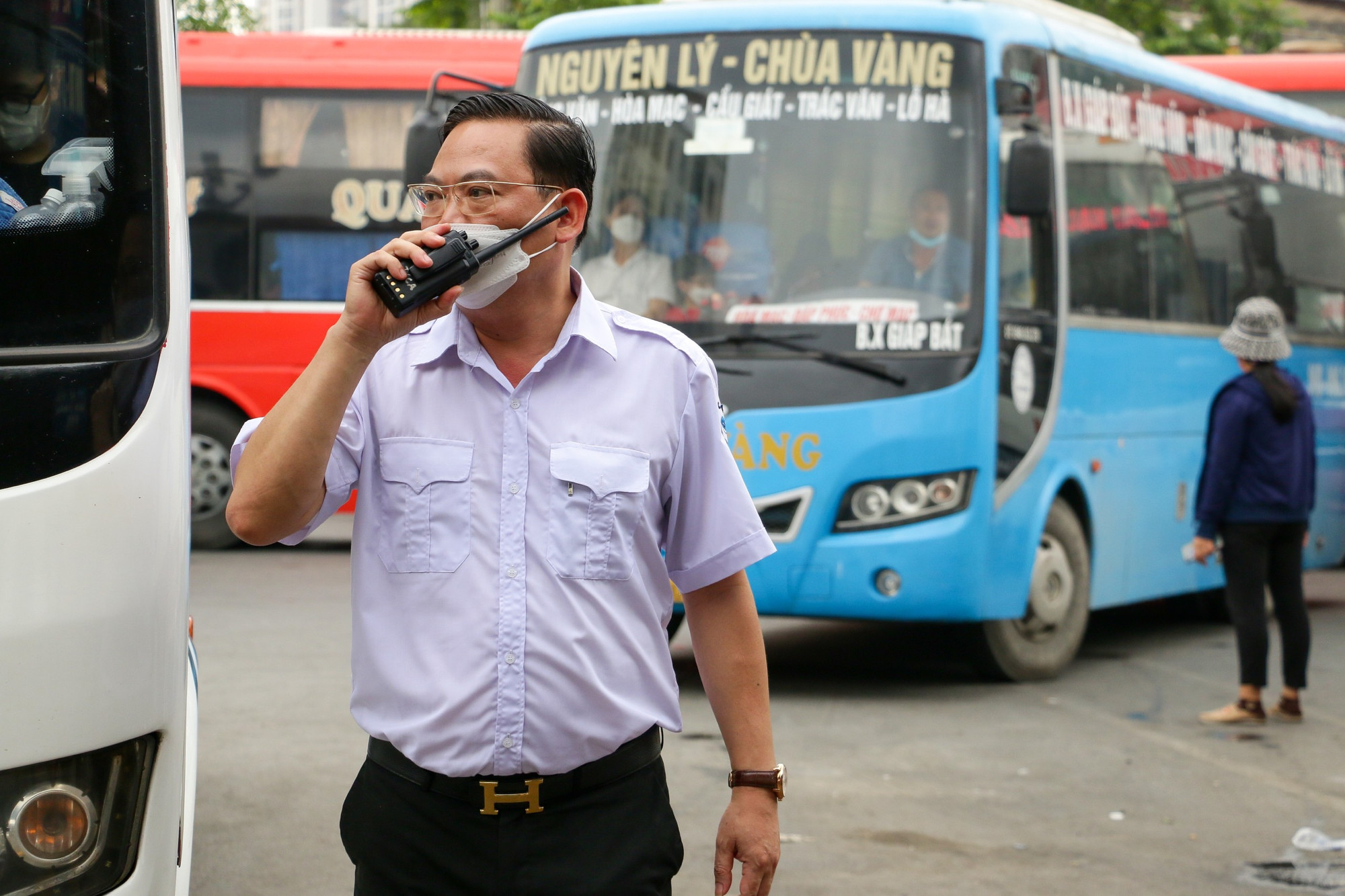 Ban quản lý bến xe Giáp Bát có mặt để điều phối trật tự an ninh.