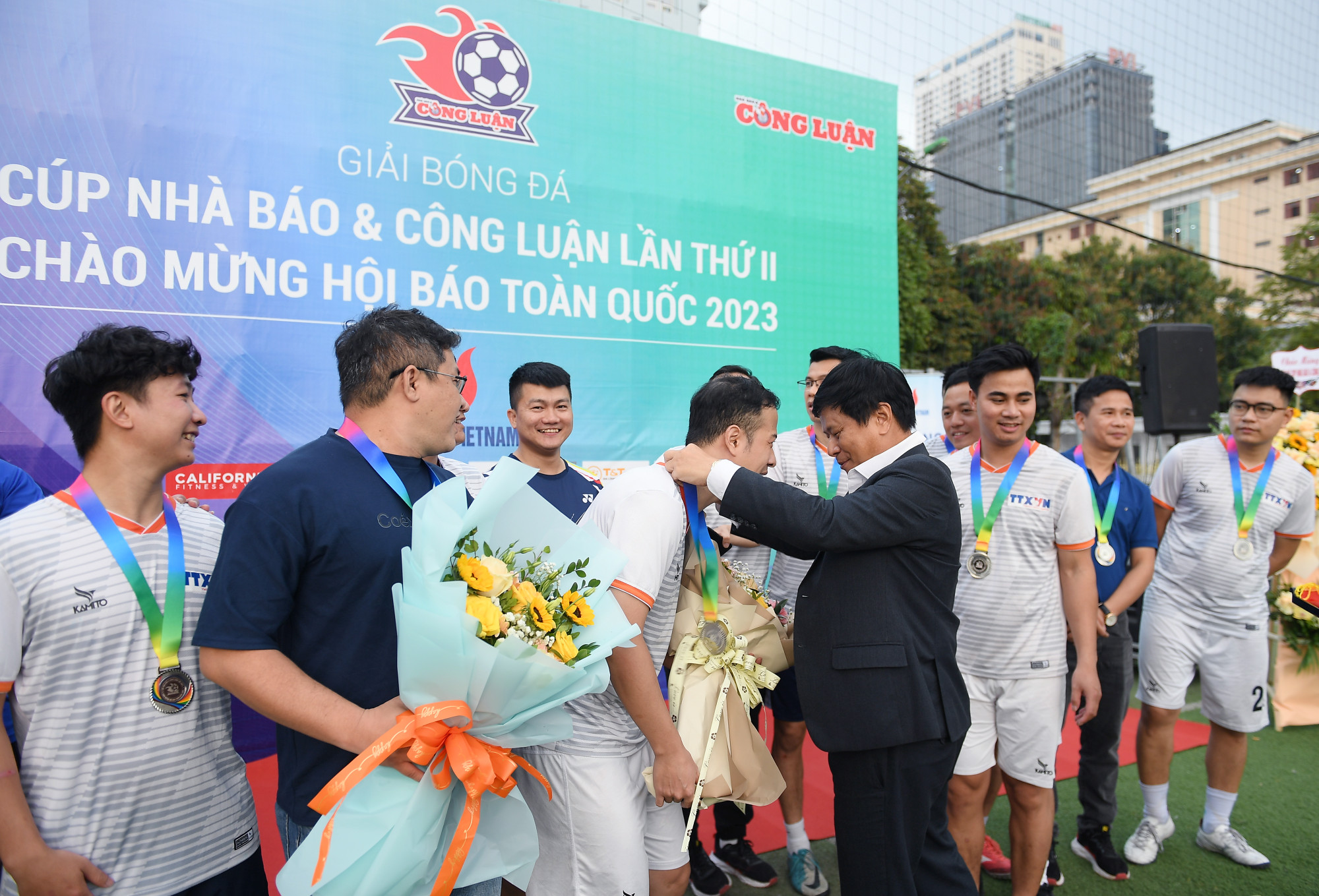 Niềm vui của các cầu thủ bán chuyên trên bục nhận huy chương.