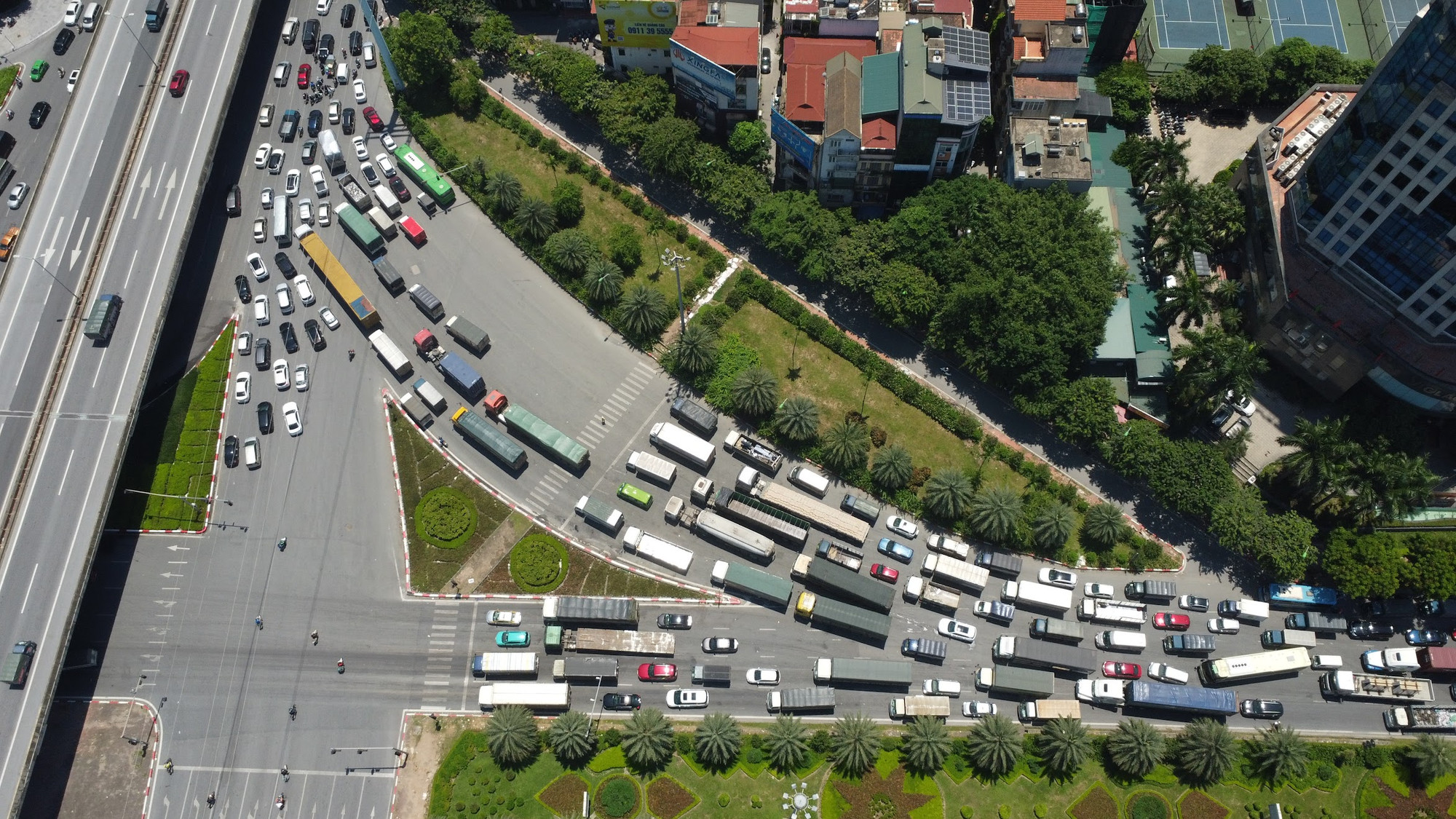 Vào thời điểm đầu giờ trưa ngày 31/8, đường Đại lộ Thăng Long đoạn dẫn vào đường Nguyễn Xiển đã xuất hiện tình trạng dòng phương tiện xếp hàng dài. (Ảnh: Sơn Bách)