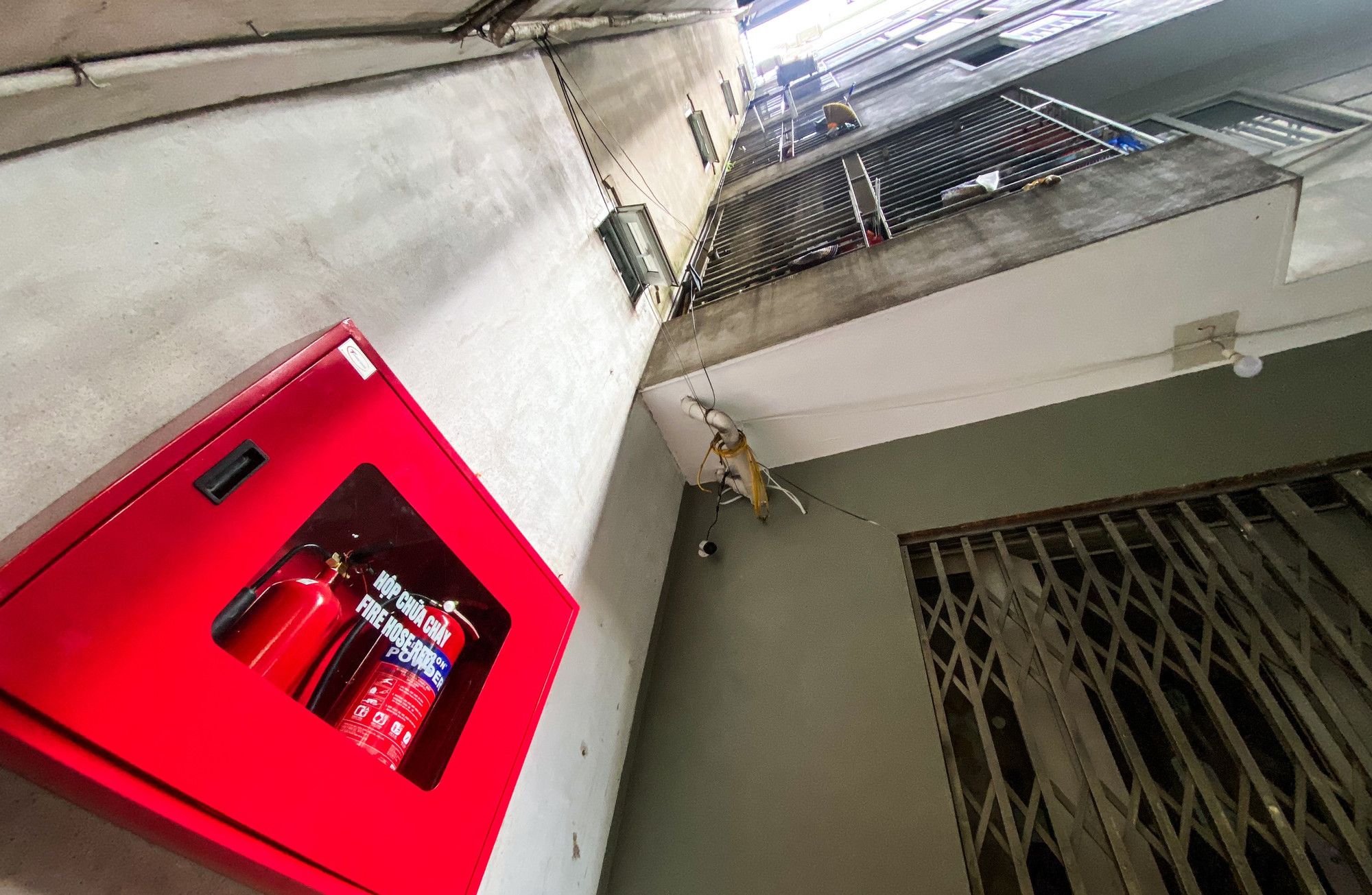 Đáng chú ý, cơ quan chức năng bước đầu xác định có nhiều hạn chế, tồn tại chưa bảo đảm về phòng cháy chữa cháy tại tòa nhà. Cụ thể, máy bơm chữa cháy của tòa nhà không hoạt động. Một số khu vực trong tòa nhà chưa được trang bị đèn chiếu sáng sự cố, đèn chỉ dẫn thoát nạn. Tòa nhà chưa được trang bị các dụng cụ phá dỡ, bảo hộ chống khỏi. Tòa nhà chưa có lối thoát nạn thứ 2 tại các tầng (tồn tại từ đầu xây dựng). Tại thời điểm kiểm tra cầu thang, lối thoát nạn trong tòa nhà phát hiện tại một số tầng có bố trí đồ dùng, vật dụng gây cản trở cầu thang bộ thoát nạn.