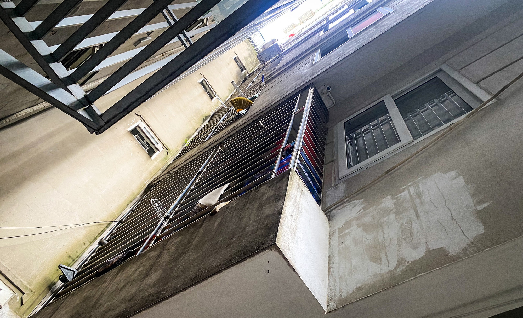 Tòa nhà không có đường giao thông nội bộ. Nguồn nước bên trong có 1 bể nước ngầm dưới sàn tầng 1 của tòa nhà, phục vụ cho sinh hoạt và hệ thống chữa cháy bằng nước của tòa nhà.