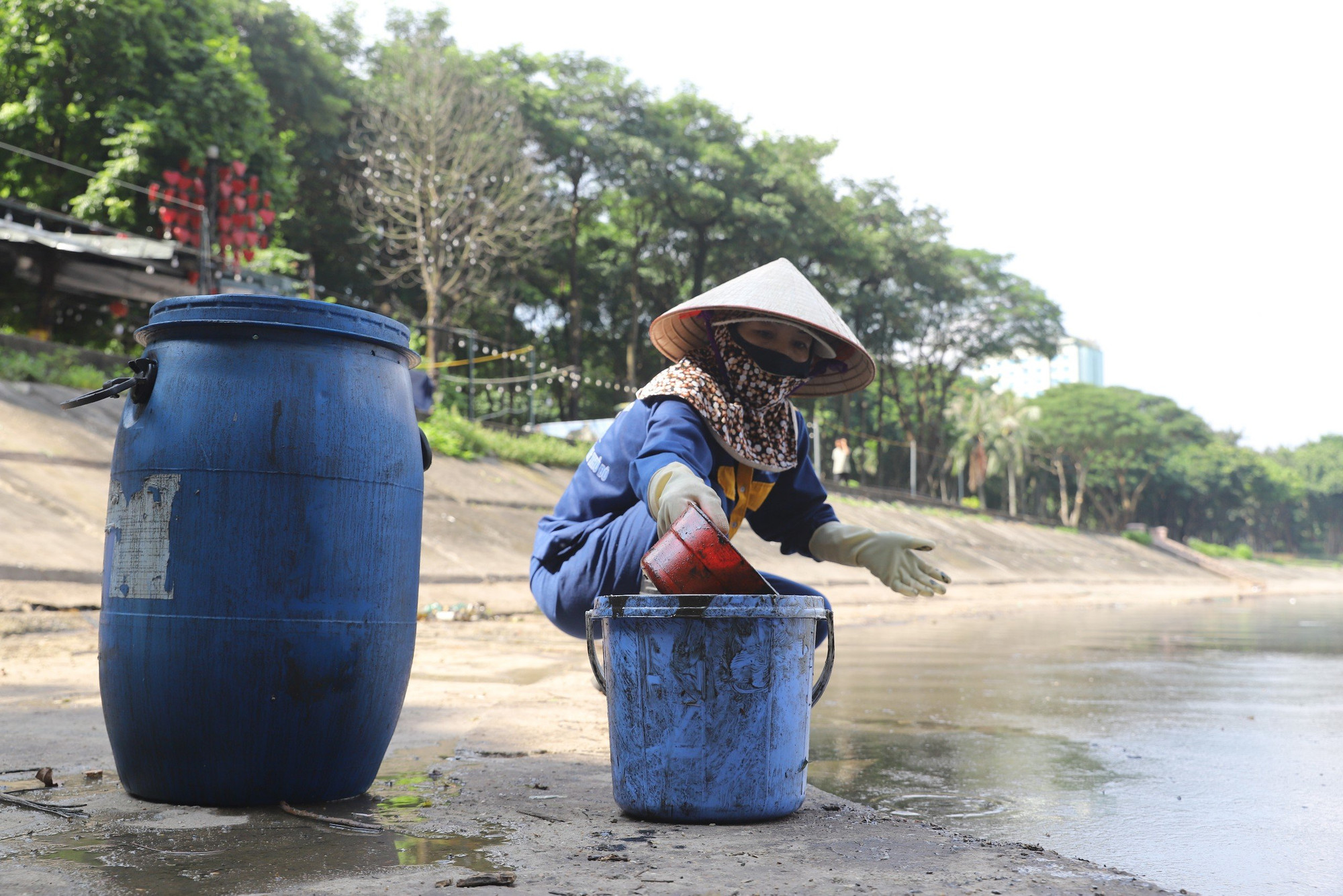"Dầu thải xuất hiện khá nhiều, theo gió dạt đầy vào ven bờ", một nữ công nhân nói.
