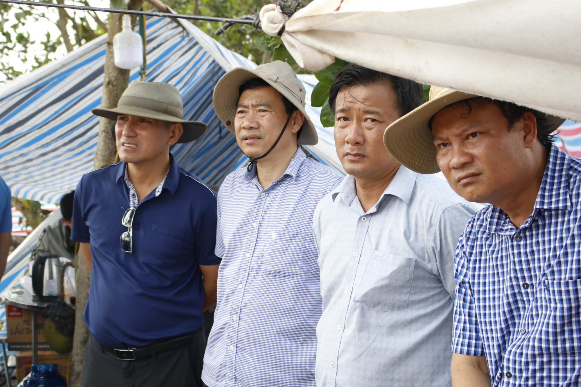 Ánh mắt lo lắng, sốt ruột của lãnh đạo tỉnh Đồng Tháp.