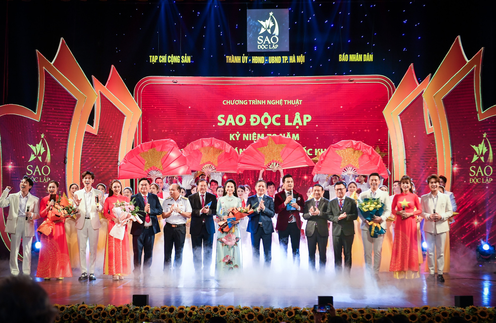 Các đại biểu chụp ảnh lưu niệm tại chương trình. (Ảnh: THÀNH ĐẠT)