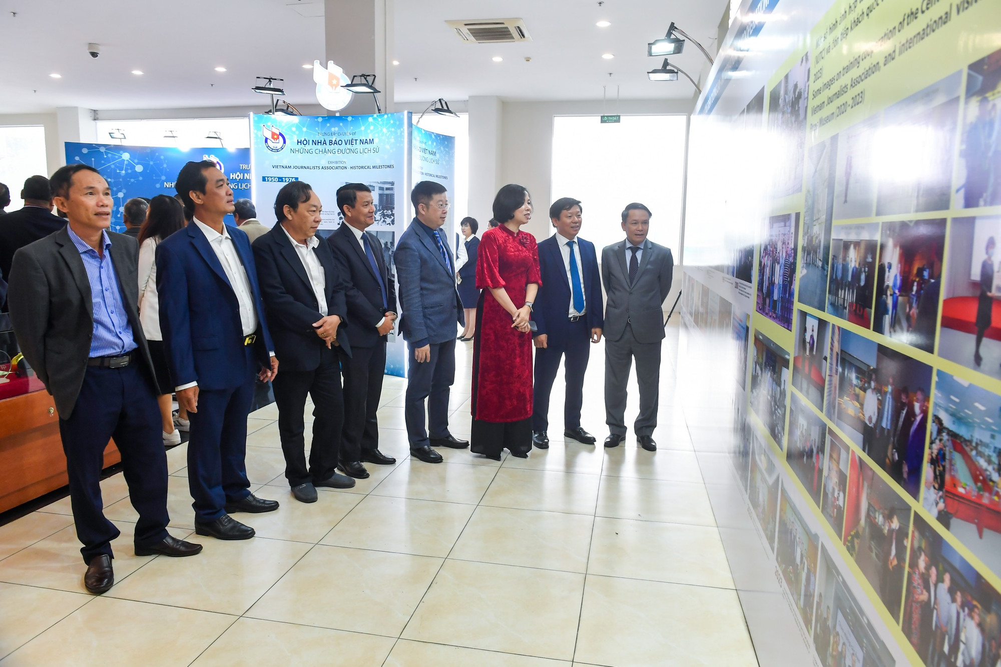 Thông qua các hình ảnh, hiện vật được trưng bày, khán giả có được cái nhìn toàn cảnh về lịch sử và quá trình chuyển đổi số mạnh mẽ đang diễn ra tại Hội Nhà báo Việt Nam hiện nay.