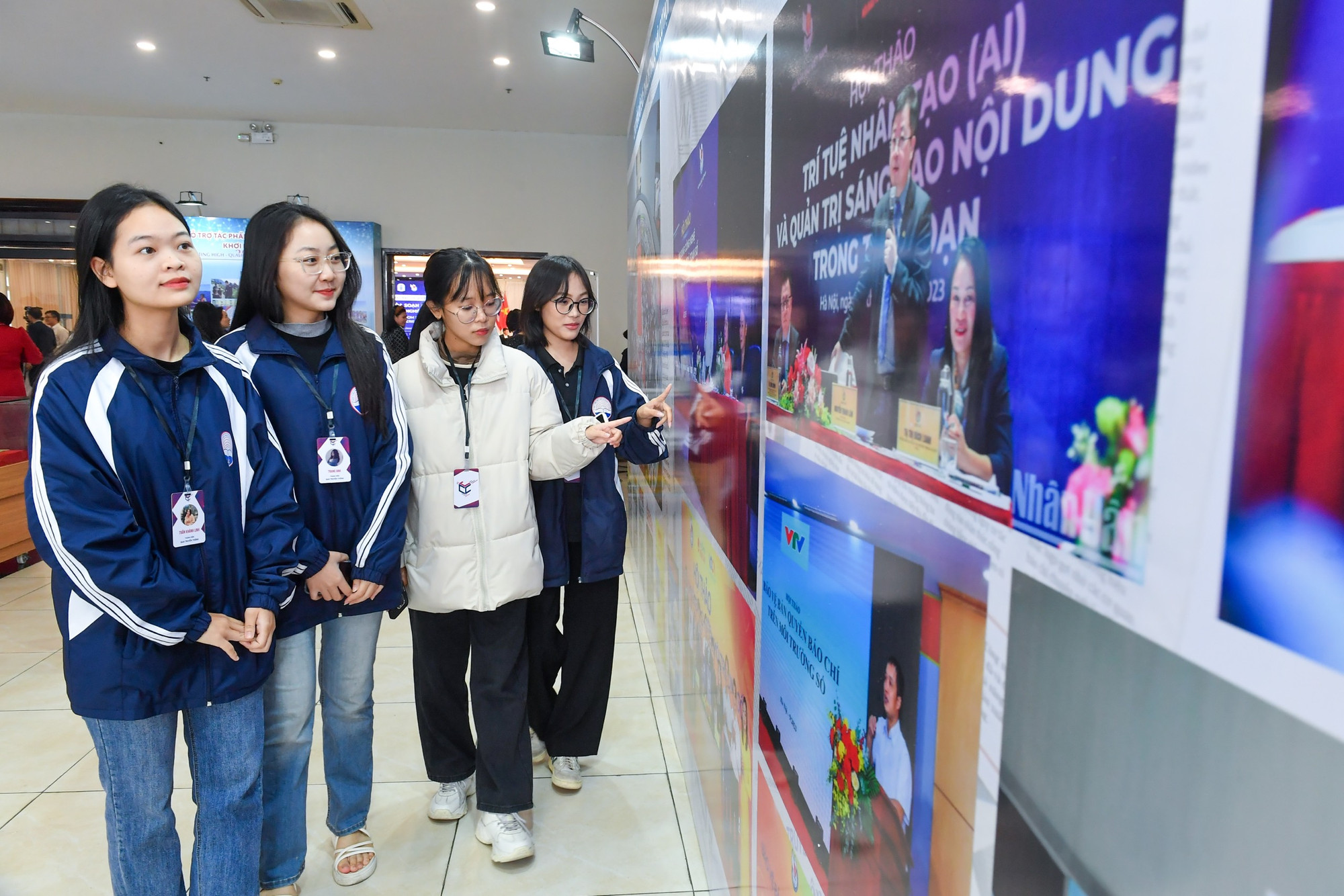 Không ít độc giả trẻ cũng có mặt để tham quan triển lãm.