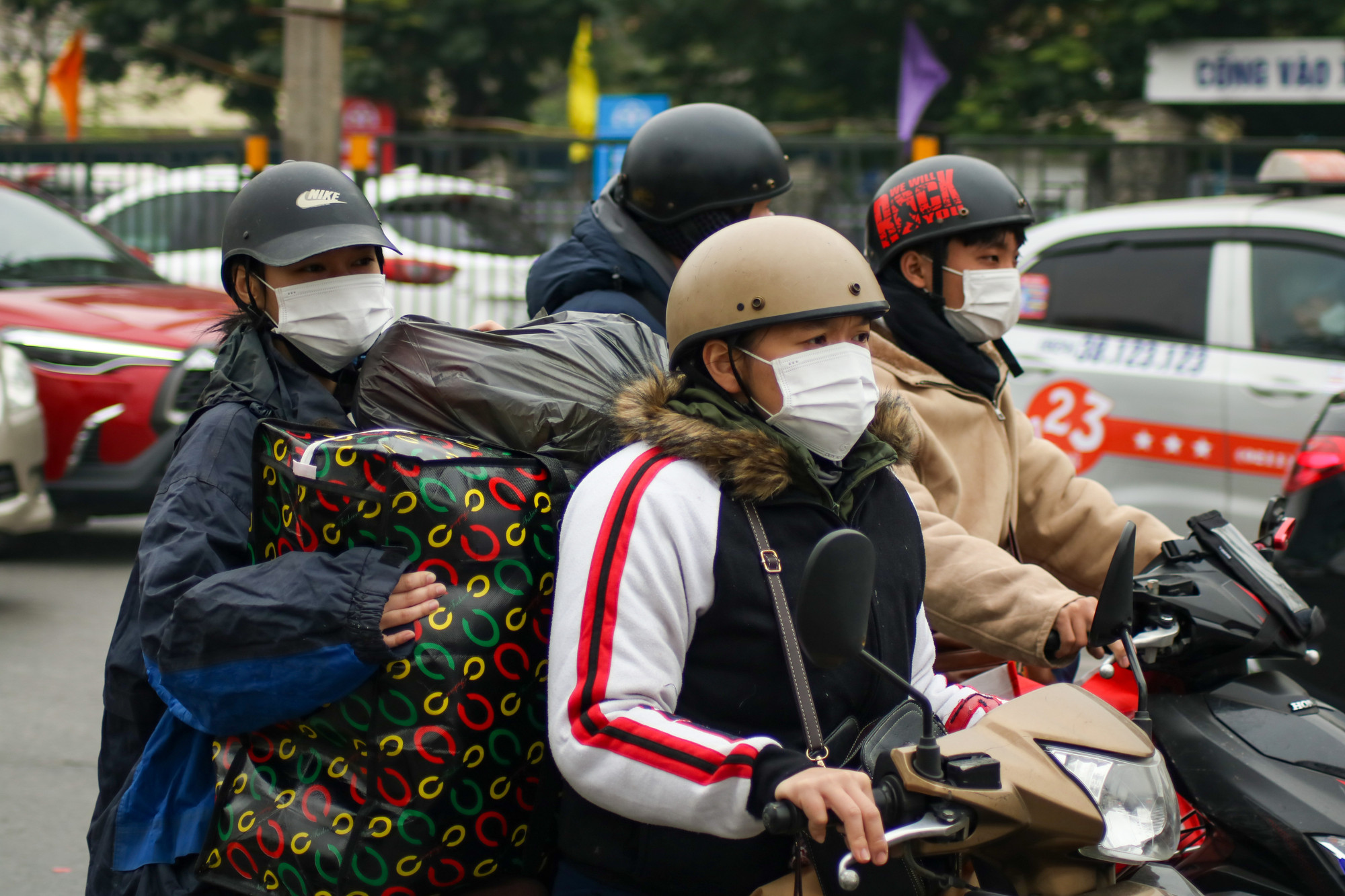 Đồ đạc "lỉnh kỉnh" được người chở bằng xe máy.