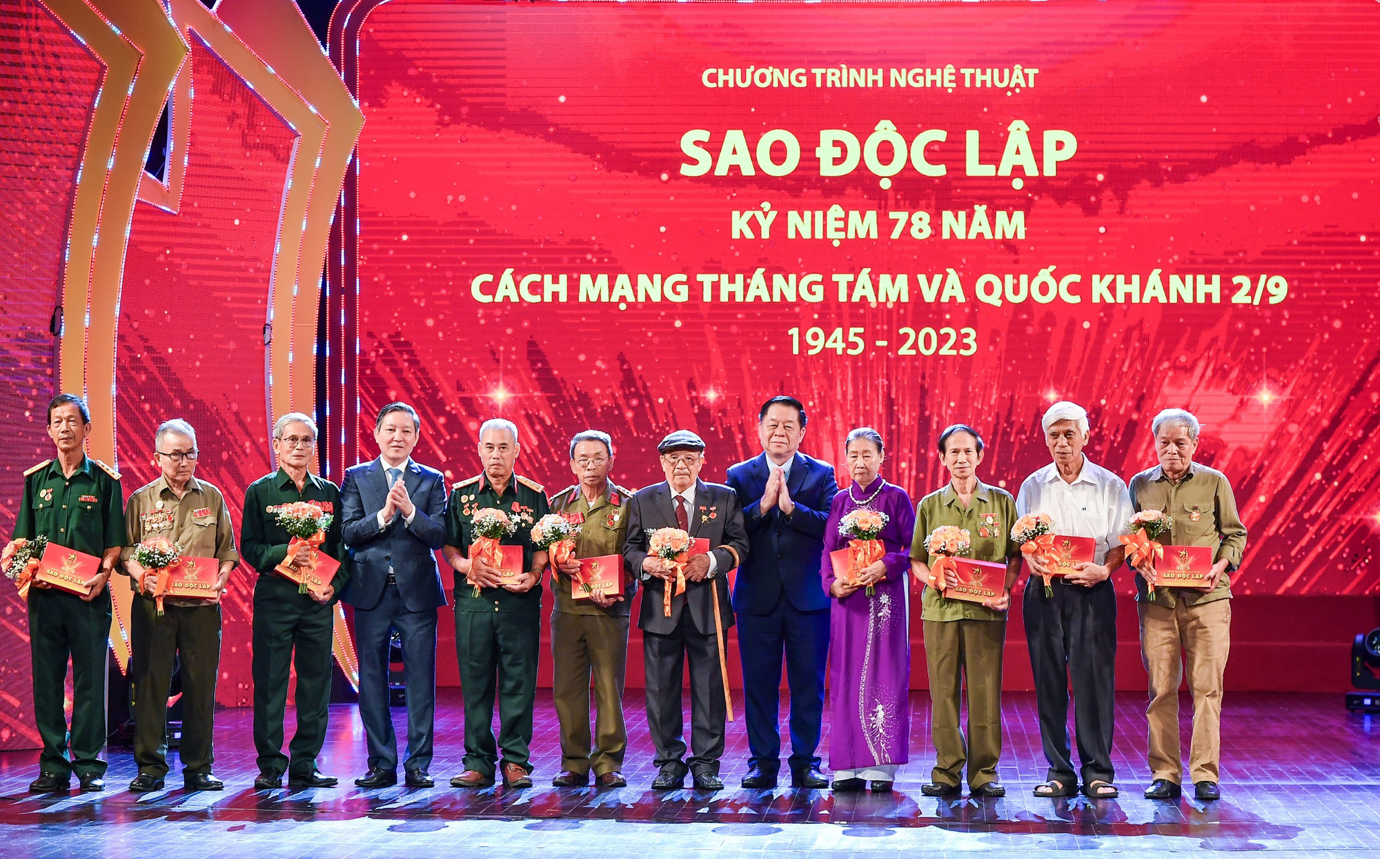 Đồng chí Nguyễn Trọng Nghĩa, Bí thư Trung ương Đảng, Trưởng Ban Tuyên giáo Trung ương và đồng chí Lương Quốc Đoàn, Ủy viên Trung ương Đảng, Chủ tịch Hội Nông dân Việt Nam tặng quà các đại biểu người có công với cách mạng đến từ tỉnh Tuyên Quang và Thủ đô Hà Nội. (Ảnh: THÀNH ĐẠT)