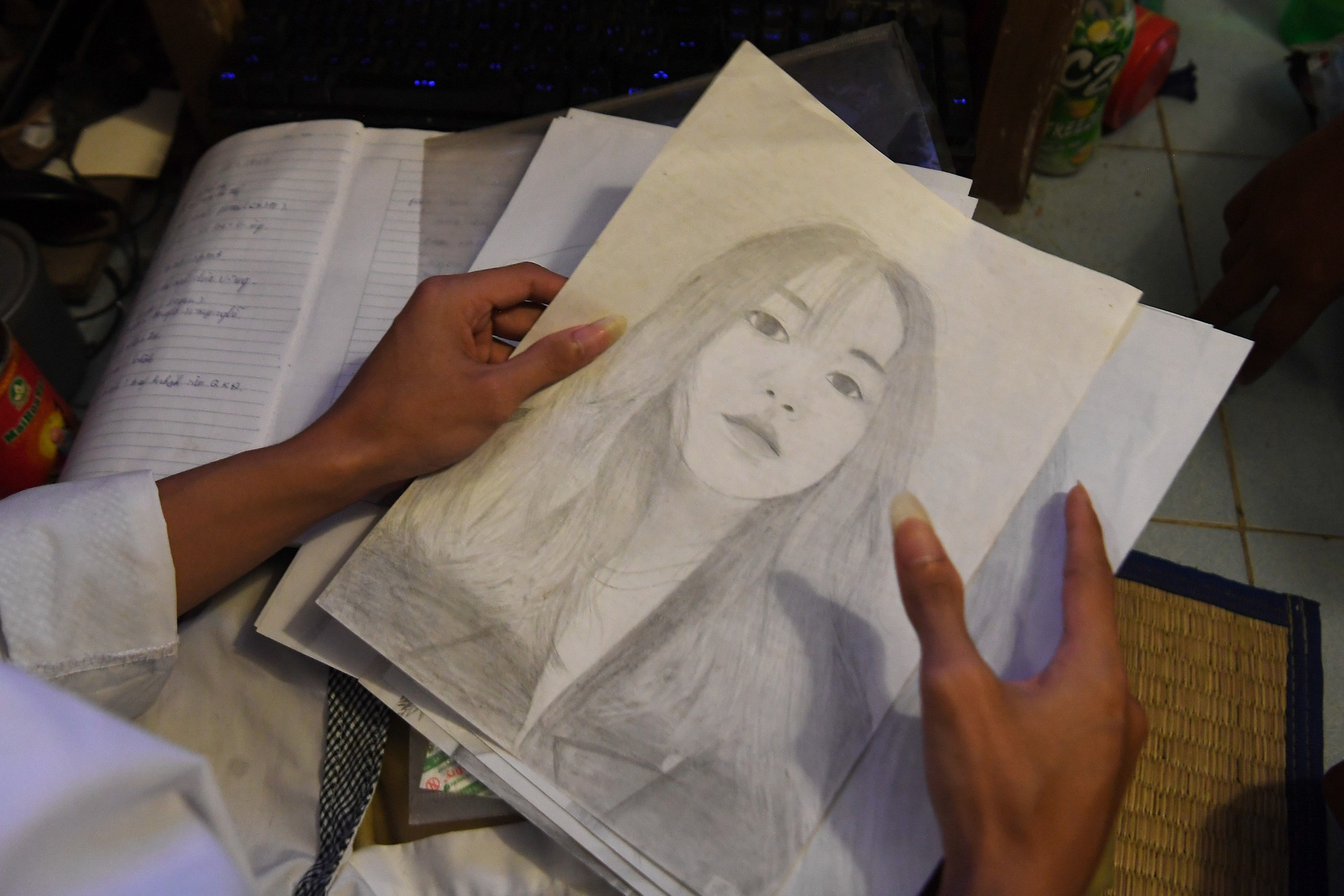 Đi thật nhiều, gặp thêm mọi người và vẽ lại gương mặt của họ - đó chính là ước mơ cháy bỏng của cậu bé thủy tinh Nguyễn Hữu Chính. Chúng tôi tin, giấc mơ đó đã và đang được bắt đầu từ chính kỳ thi ngày hôm nay. (Ảnh: Thành Đạt)