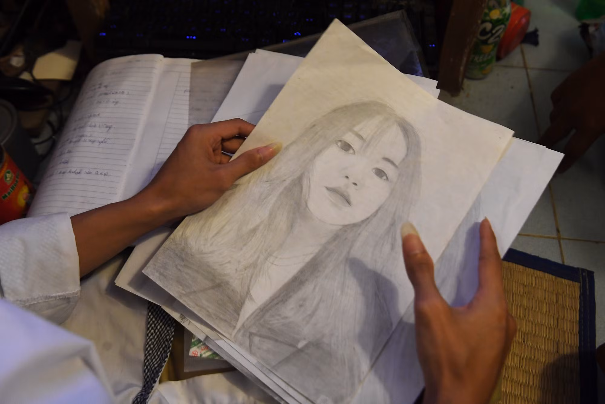 Đi thật nhiều, gặp thêm mọi người và vẽ lại gương mặt của họ - đó chính là ước mơ cháy bỏng của cậu bé thủy tinh Nguyễn Hữu Chính. Chúng tôi tin, giấc mơ đó đã và đang được bắt đầu từ chính kỳ thi ngày hôm nay. (Ảnh: Thành Đạt)