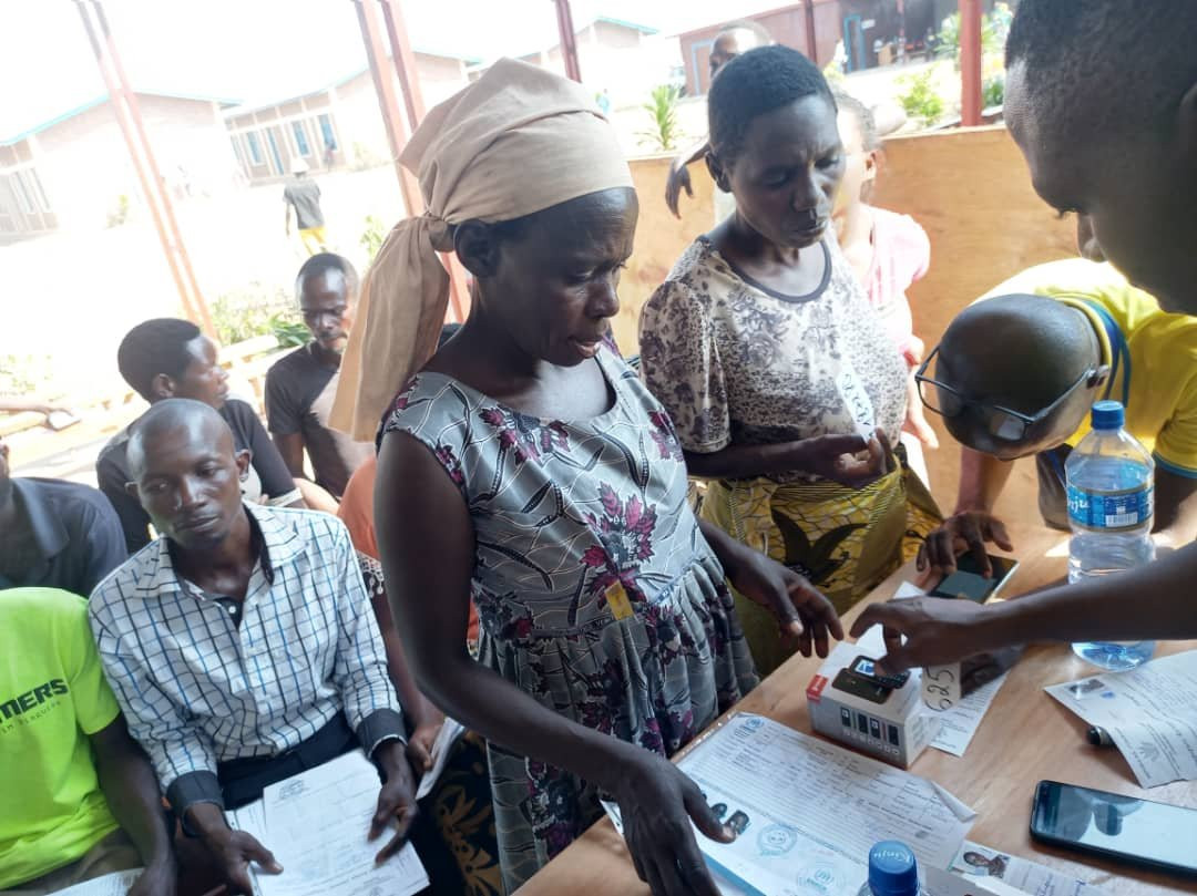 Người tị nạn Burundi đăng ký sử dụng dịch vụ viễn thông của Lumitel.