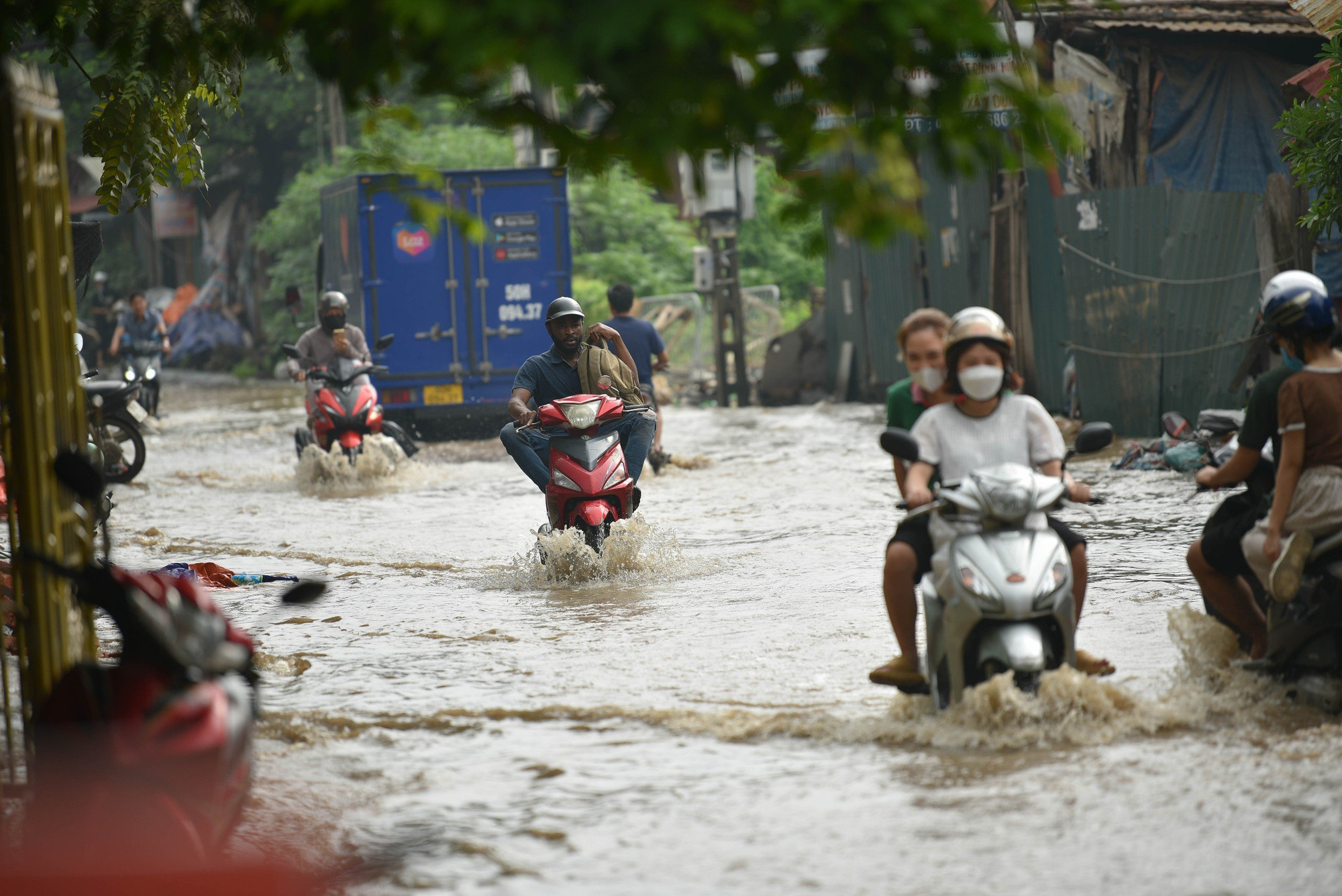 Toàn cảnh con đường "đau khổ" giữa Thủ đô Hà Nội. Toàn cảnh con đường "đau khổ" giữa Thủ đô Hà Nội.