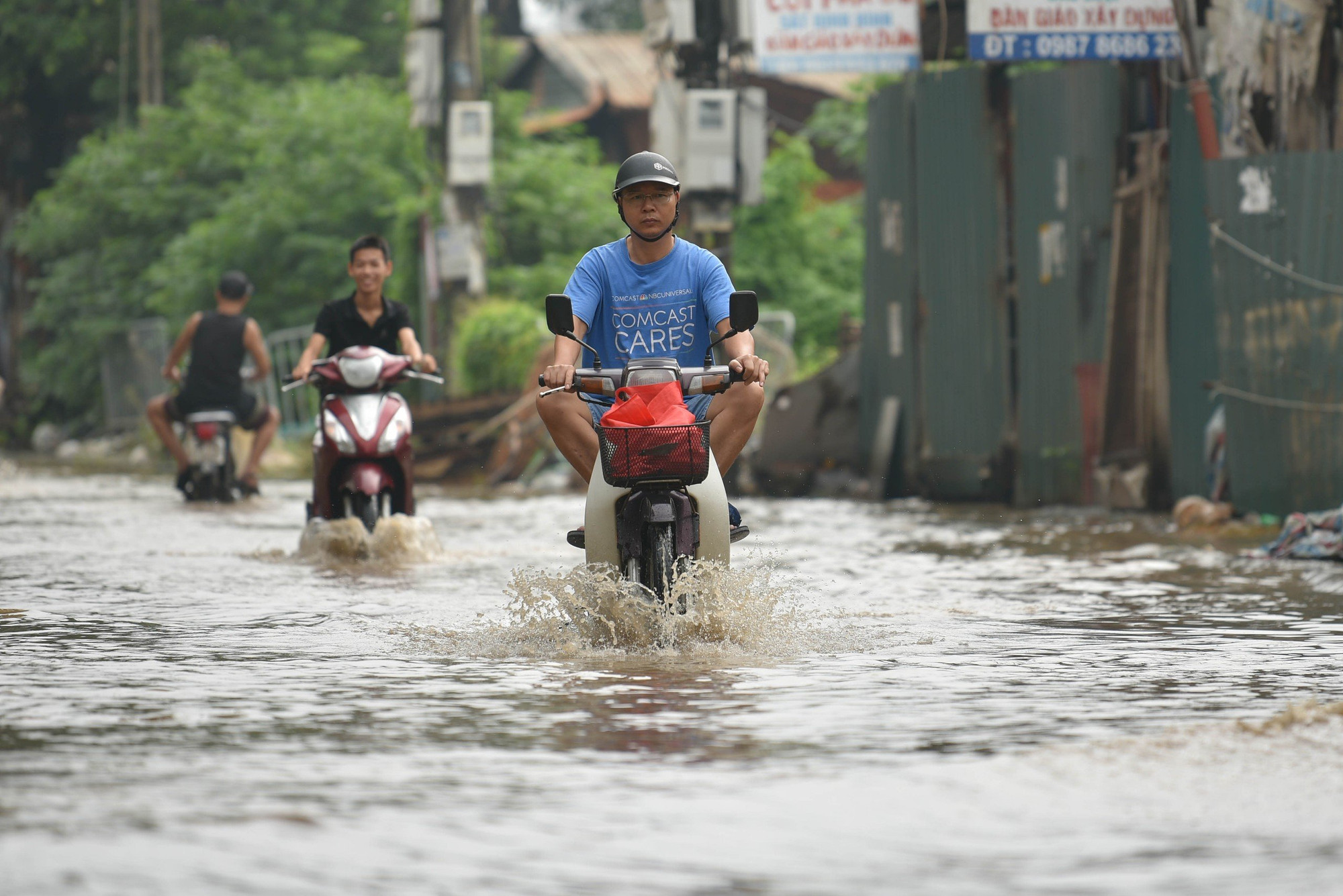 Theo phản ánh của người dân, đây cũng là đoạn thường xuyên xuất hiện tình trạng úng ngập kéo dài sau những cơn mưa lớn. Theo phản ánh của người dân, đây cũng là đoạn thường xuyên xuất hiện tình trạng úng ngập kéo dài sau những cơn mưa lớn.