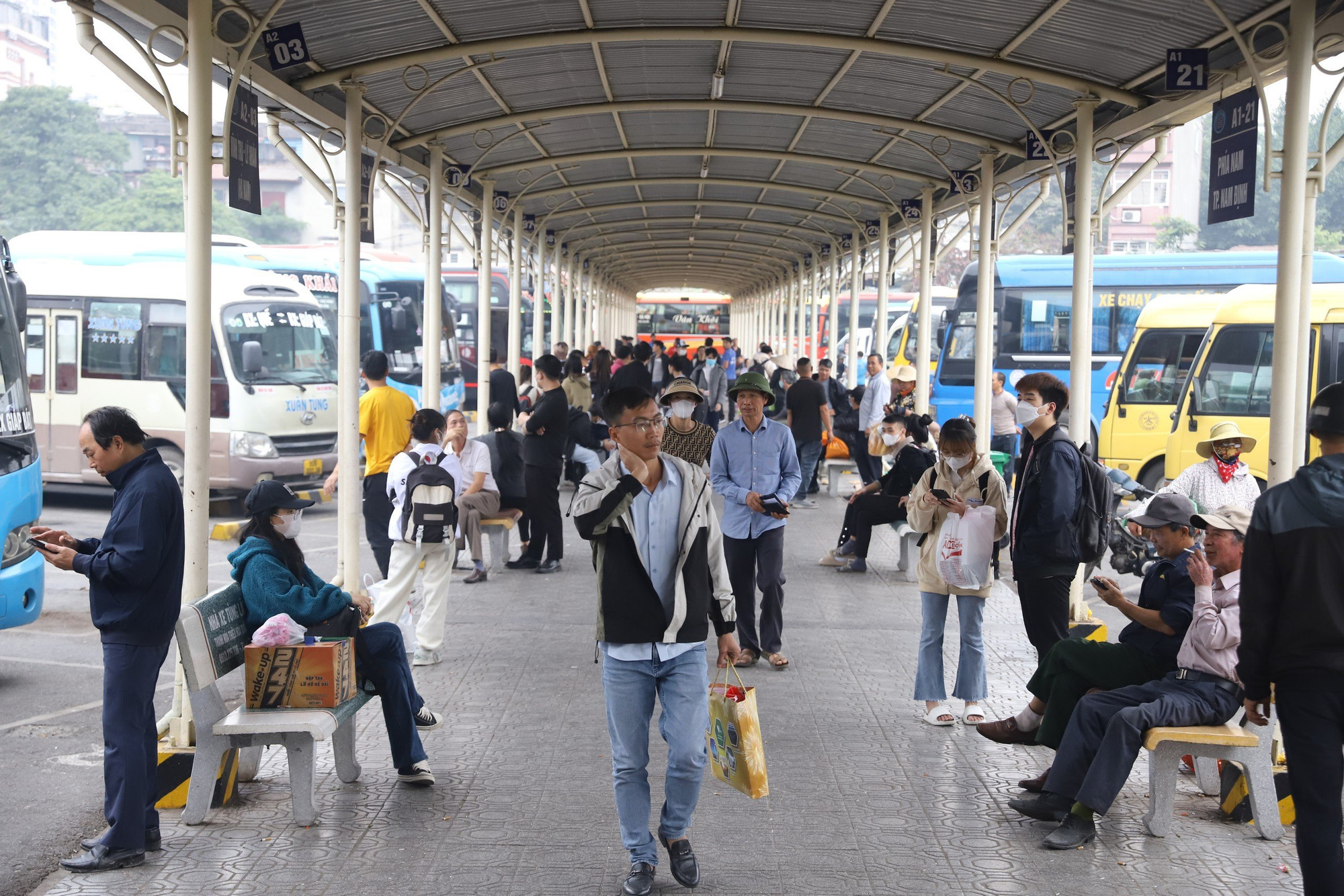 Khu vực sảnh chờ bến xe đông dần vào cuối giờ chiều, khi buổi làm việc cuối cùng của năm 2023 kết thúc.