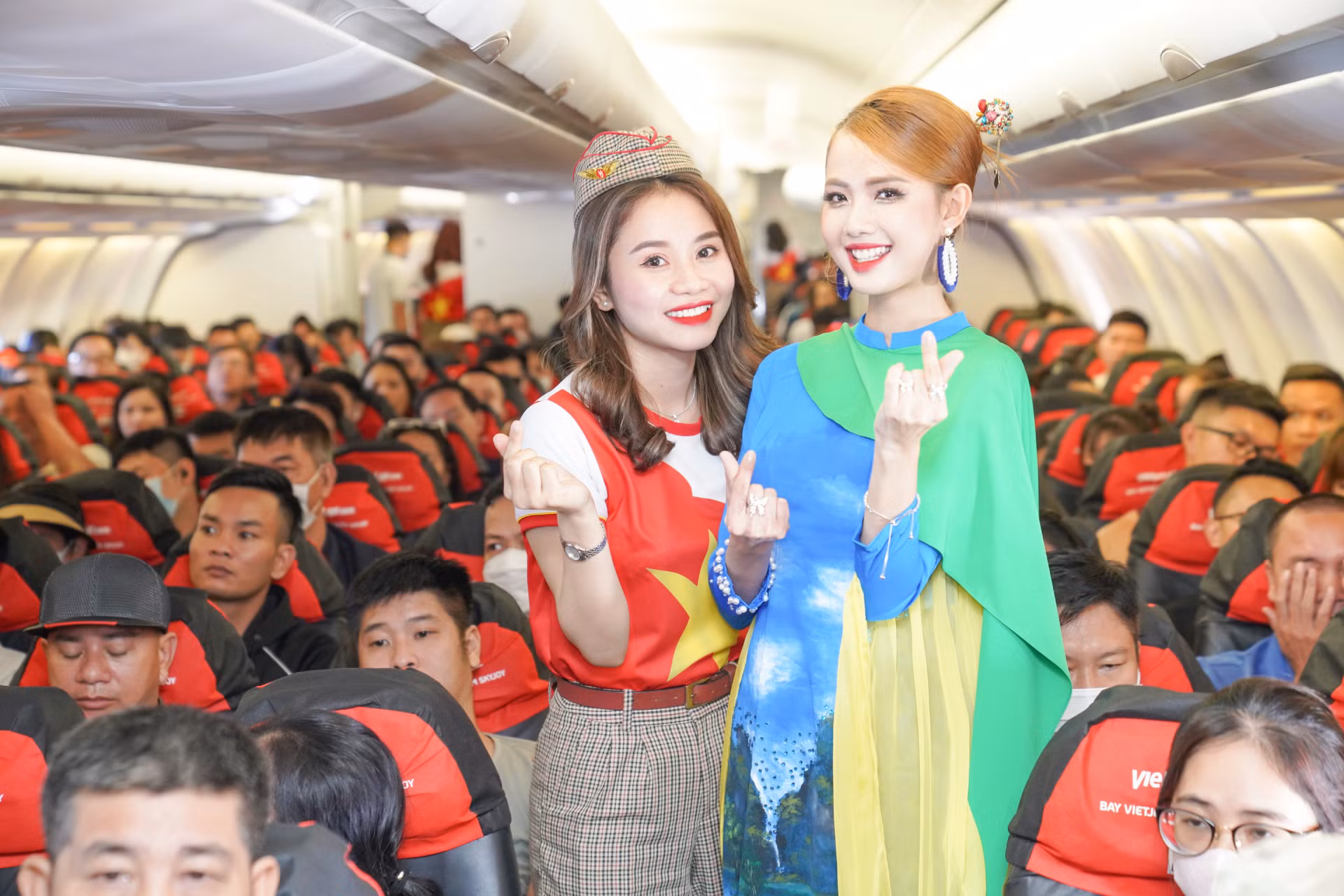 Nụ cười rạng ngời trên chuyến bay ngày Quốc khánh.