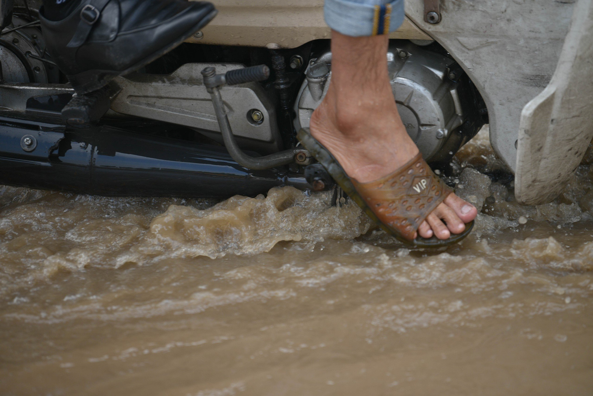 Người dân gặp nhiều khó khăn khi di chuyển qua khu vực ngập. Người dân gặp nhiều khó khăn khi di chuyển qua khu vực ngập.