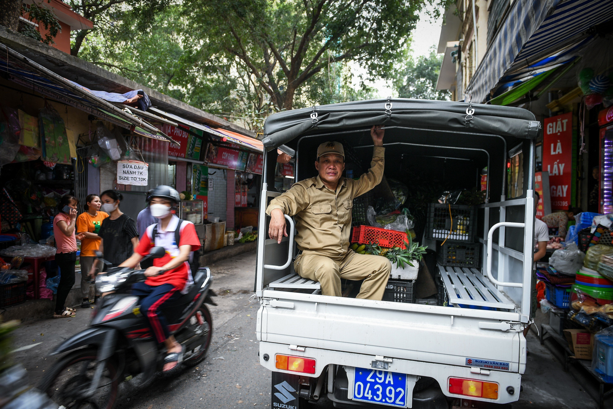 Mô hình này cũng sẽ góp phần nâng cao sự phối hợp, hiệp đồng có hiệu quả giữa các lực lượng chức năng của 4 phường trong công tác tuyên truyền giáo dục pháp luật, tăng cường kiểm tra, kịp thời xử lý vi phạm, giải tỏa triệt để việc lấn chiếm lòng đường, vỉa hè để họp chợ, bán hàng, dừng đỗ xe tại các tuyến phố. Mô hình này cũng sẽ góp phần nâng cao sự phối hợp, hiệp đồng có hiệu quả giữa các lực lượng chức năng của 4 phường trong công tác tuyên truyền giáo dục pháp luật, tăng cường kiểm tra, kịp thời xử lý vi phạm, giải tỏa triệt để việc lấn chiếm lòng đường, vỉa hè để họp chợ, bán hàng, dừng đỗ xe tại các tuyến phố.