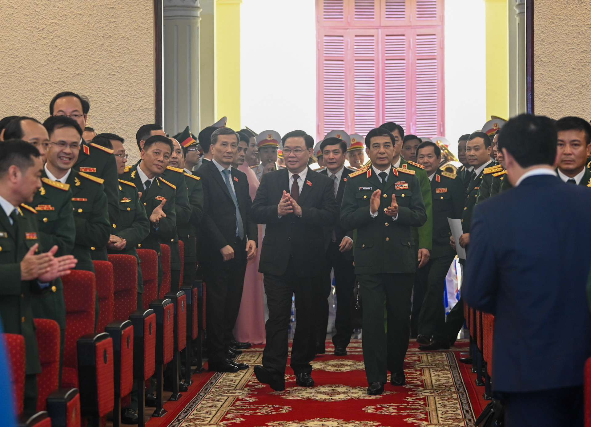 Chủ tịch Quốc hội Vương Đình Huệ, Đại tướng Phan Văn Giang, Bộ trưởng Quốc phòng dự buổi làm việc.