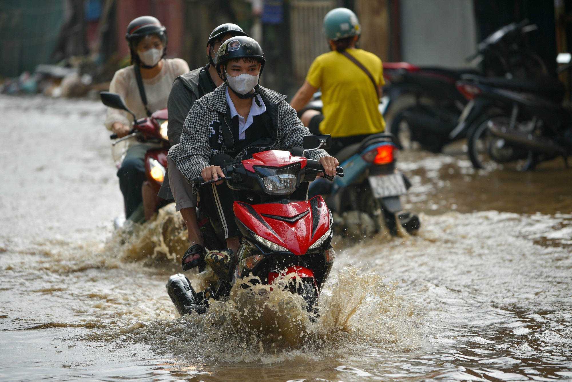 Gần 1 ngày sau trận mưa lớn kéo dài, tuyến đường Ngọc Trục (Nam Từ Liêm, Hà Nội) vẫn tồn tại tình trạng úng ngập. Gần 1 ngày sau trận mưa lớn kéo dài, tuyến đường Ngọc Trục (Nam Từ Liêm, Hà Nội) vẫn tồn tại tình trạng úng ngập.