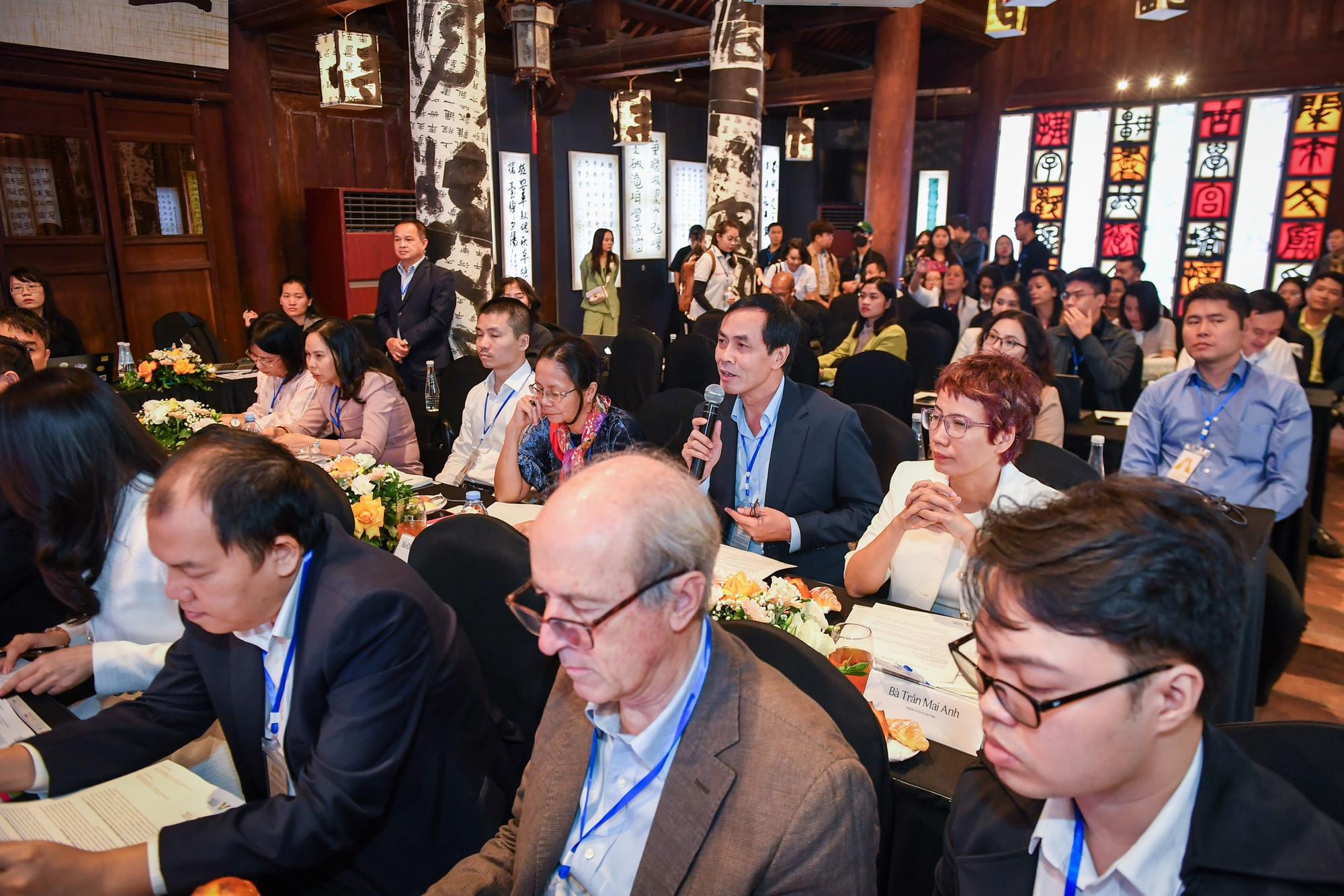 Nhà báo Hữu Việt, thành viên Hội đồng Giám khảo đặt câu hỏi cho đại diện các dự án. Nhà báo Hữu Việt, thành viên Hội đồng Giám khảo đặt câu hỏi cho đại diện các dự án.