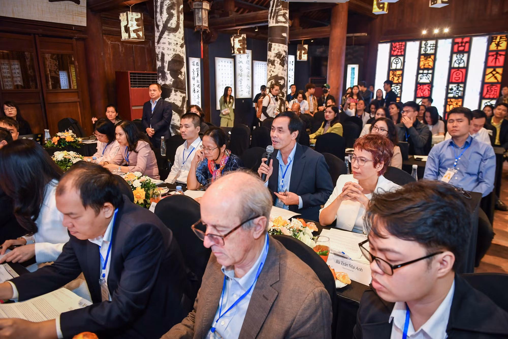 Nhà báo Hữu Việt, thành viên Hội đồng Giám khảo đặt câu hỏi cho đại diện các dự án. Nhà báo Hữu Việt, thành viên Hội đồng Giám khảo đặt câu hỏi cho đại diện các dự án.