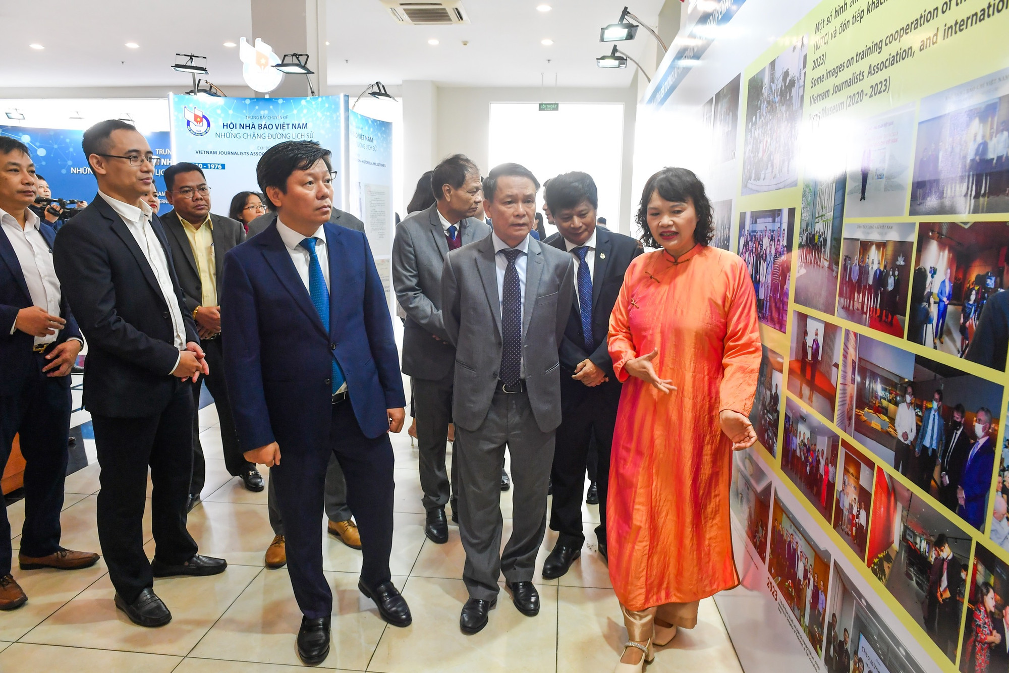 Đại diện các cơ quan báo chí trong và ngoài nước thăm quan triển lãm.