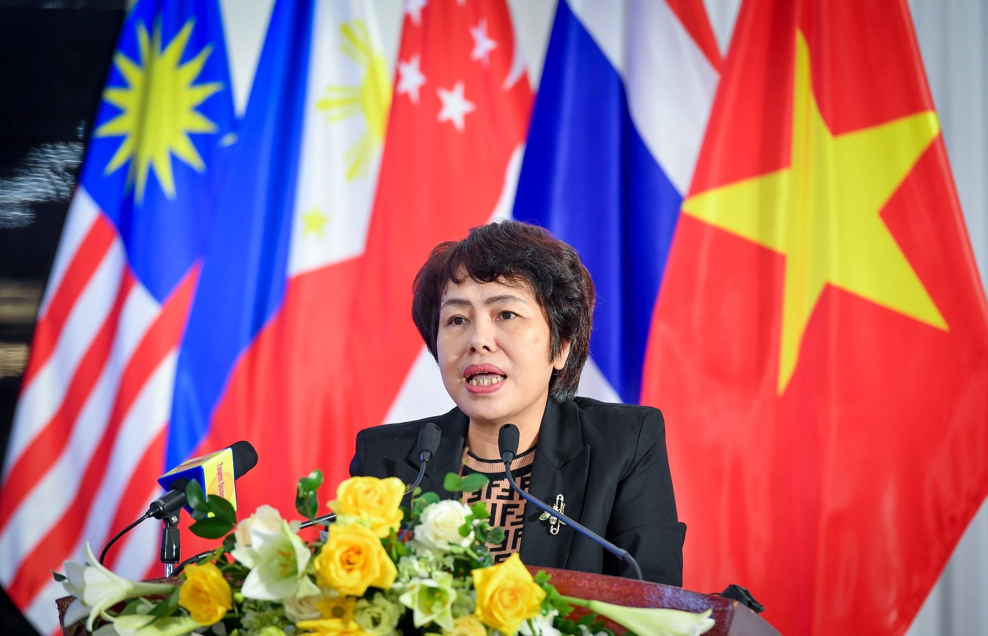 Bà Đặng Thị Phương Thảo, Phó Cục trưởng Cục Báo chí, Bộ Thông tin và Truyền thông trình bày tham luận tại hội thảo.