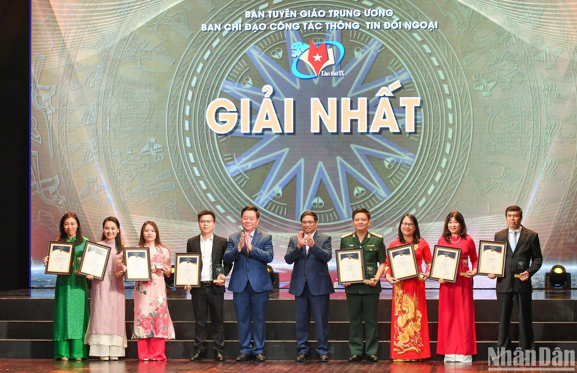 Thủ tướng Phạm Minh Chính và đồng chí Nguyễn Trọng Nghĩa, Bí thư Trung ương Đảng, Trưởng Ban Tuyên giáo Trung ương, Trưởng Ban Chỉ đạo Công tác thông tin đối ngoại trao giải Nhất cho các tác giả, nhóm tác giả. (Ảnh: Thành Đạt)