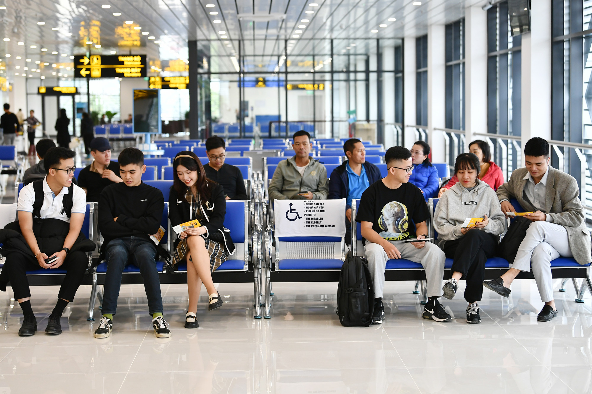 Tầng 2 là khu vực phòng chờ, phòng khách hạng thương gia, khu vực dịch vụ thương mại và các khu vực phụ trợ phục vụ khai thác. Phía sau là toàn bộ không gian lớn dành cho khách đã xong thủ tục an ninh và chờ bay.