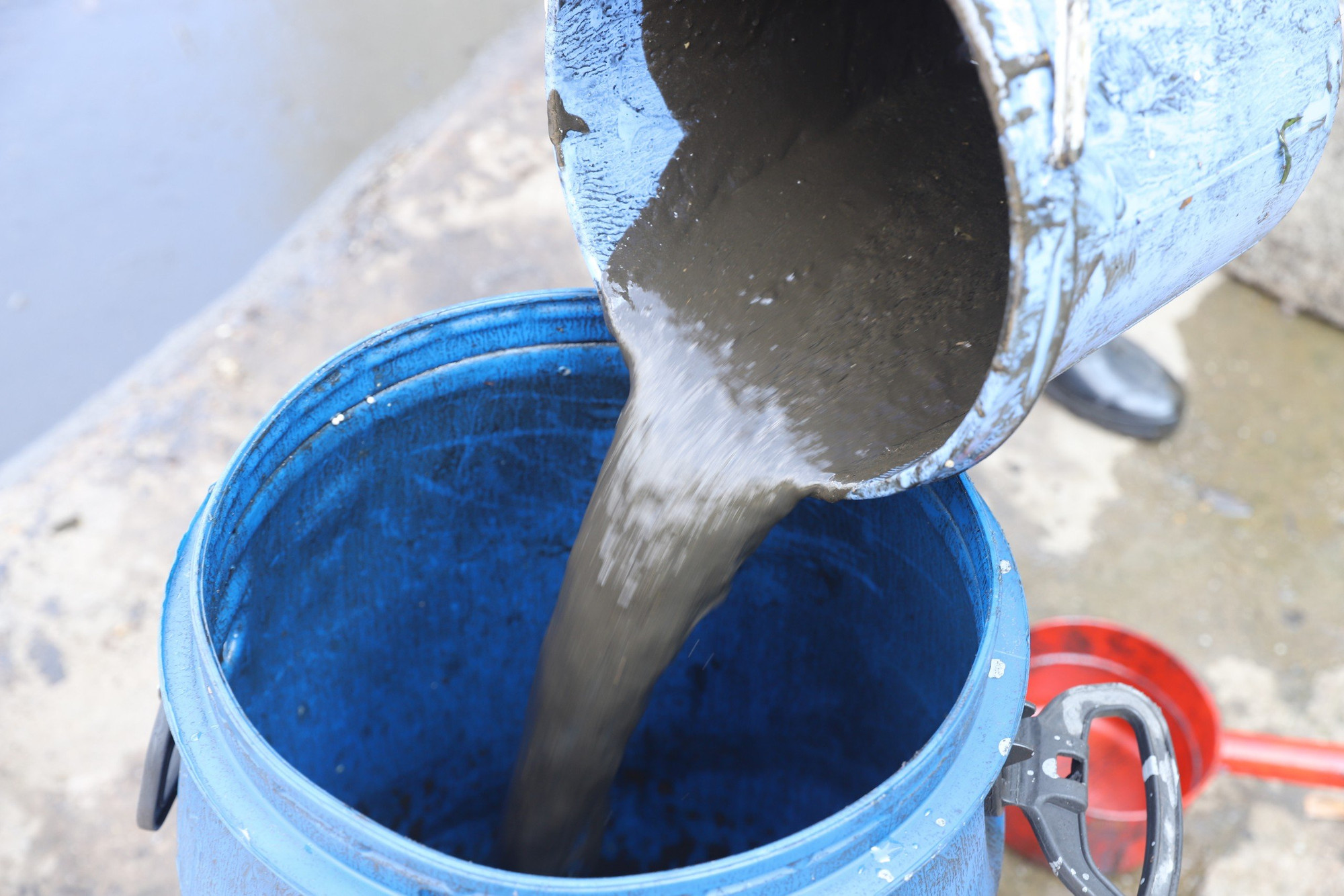 Cũng theo lãnh đạo Xí nghiệp Quản lý duy trì hồ, trước đó, cả ngày 27/9, đơn vị này cũng tiến hành xử lý hiện tượng dầu loang. Sau vài ngày, đến khoảng 10 giờ sáng nay, hiện tượng trên lại tái xuất hiện và có lúc kéo dài đến cả chục mét.