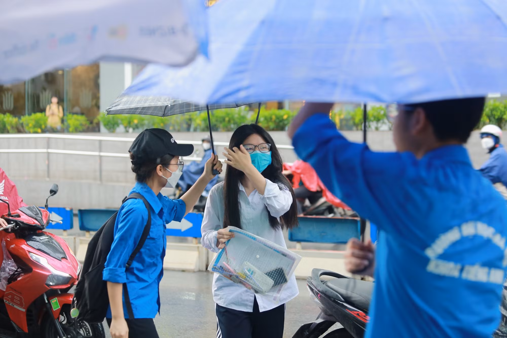 [Ảnh] Những màu áo xanh tiếp sức mùa thi 2023