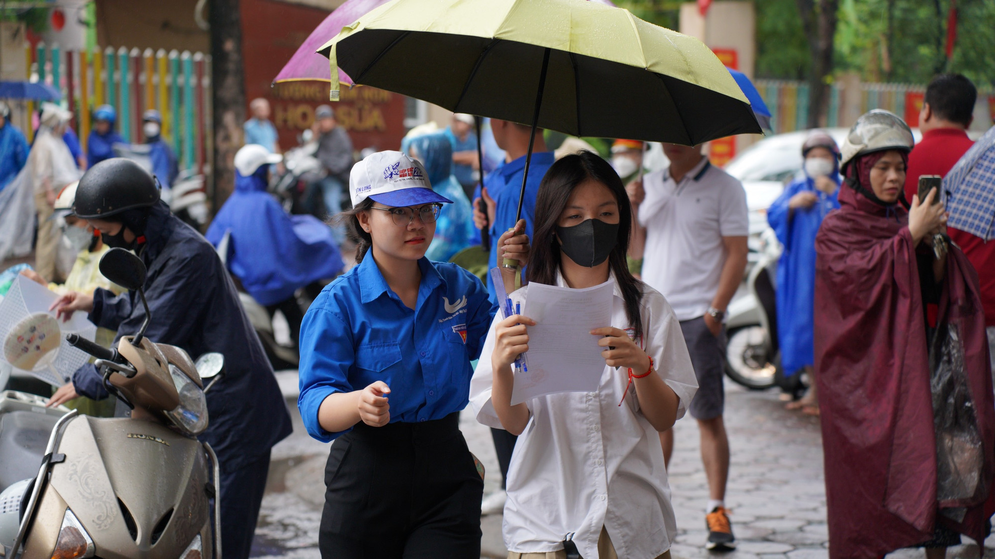 Những hình ảnh đẹp của những bạn đoàn viên, thanh niên mang màu áo xanh trong những ngày thi tốt nghiệp Trung học phổ thông 2023.