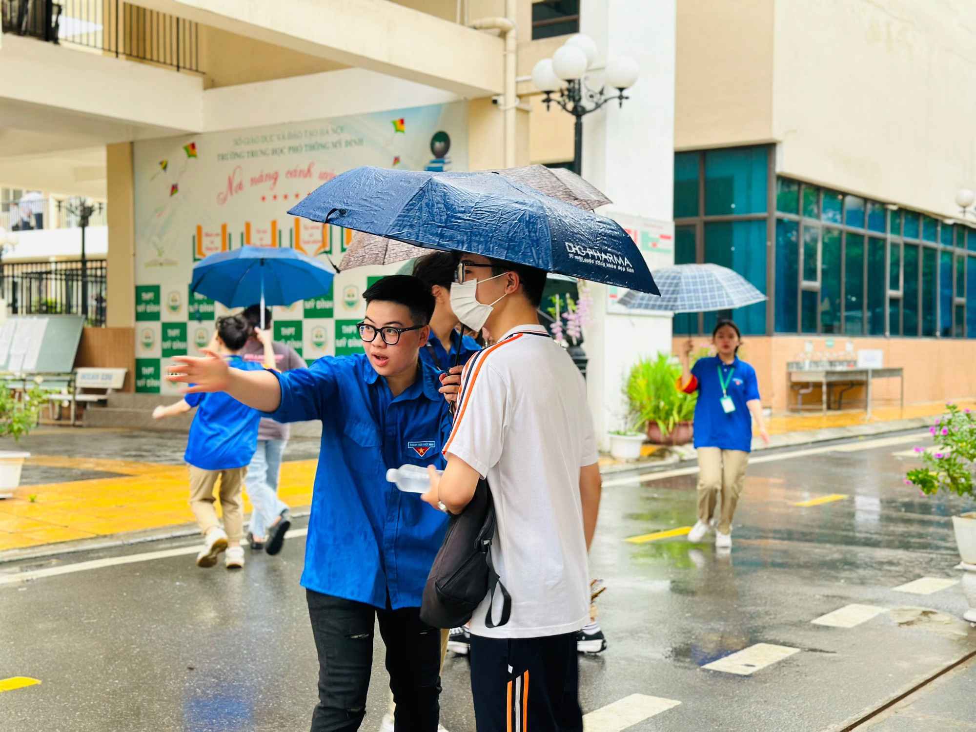 Những hình ảnh đẹp của những bạn đoàn viên, thanh niên mang màu áo xanh trong những ngày thi tốt nghiệp Trung học phổ thông 2023.