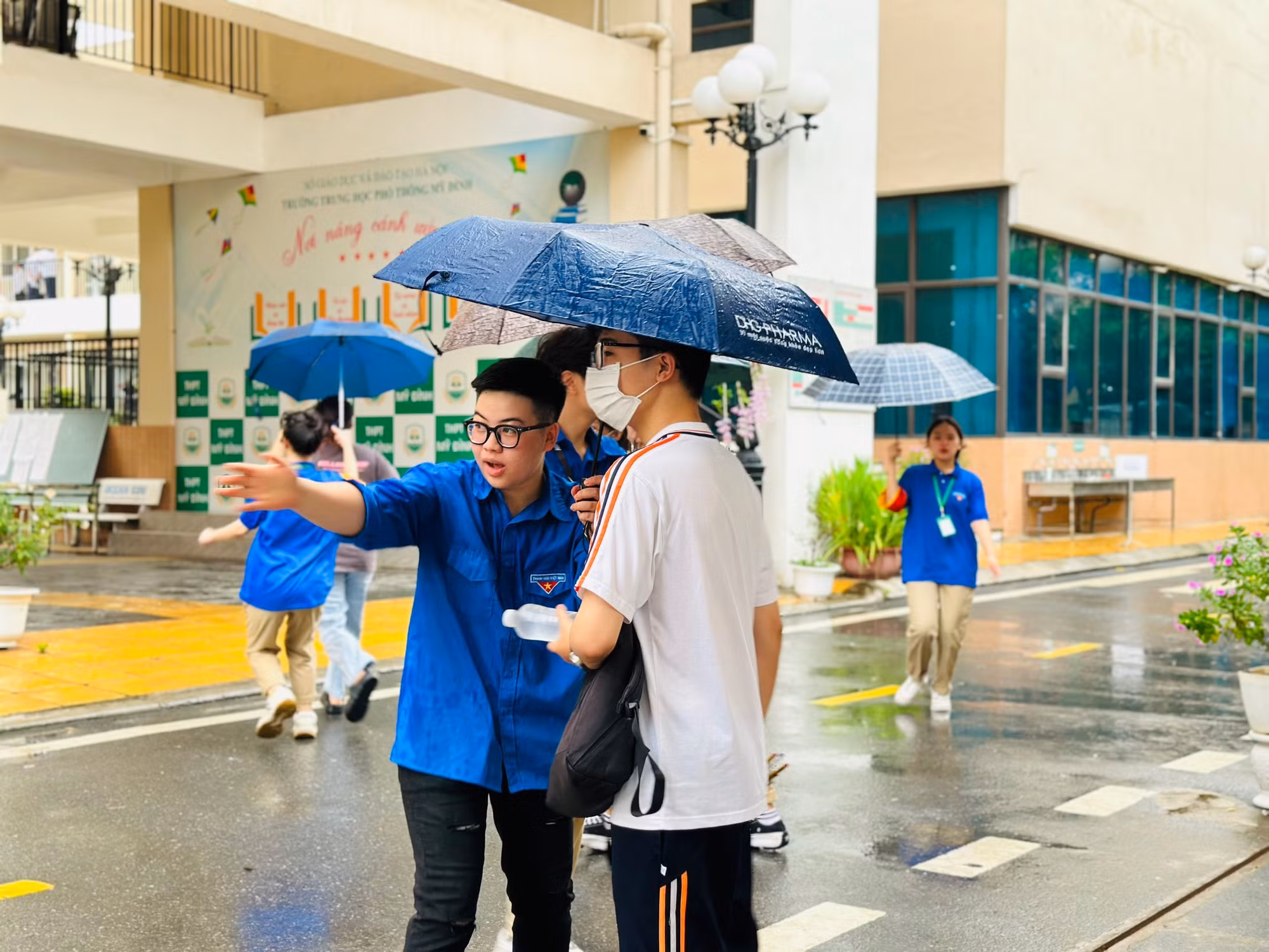 Những hình ảnh đẹp của những bạn đoàn viên, thanh niên mang màu áo xanh trong những ngày thi tốt nghiệp Trung học phổ thông 2023.