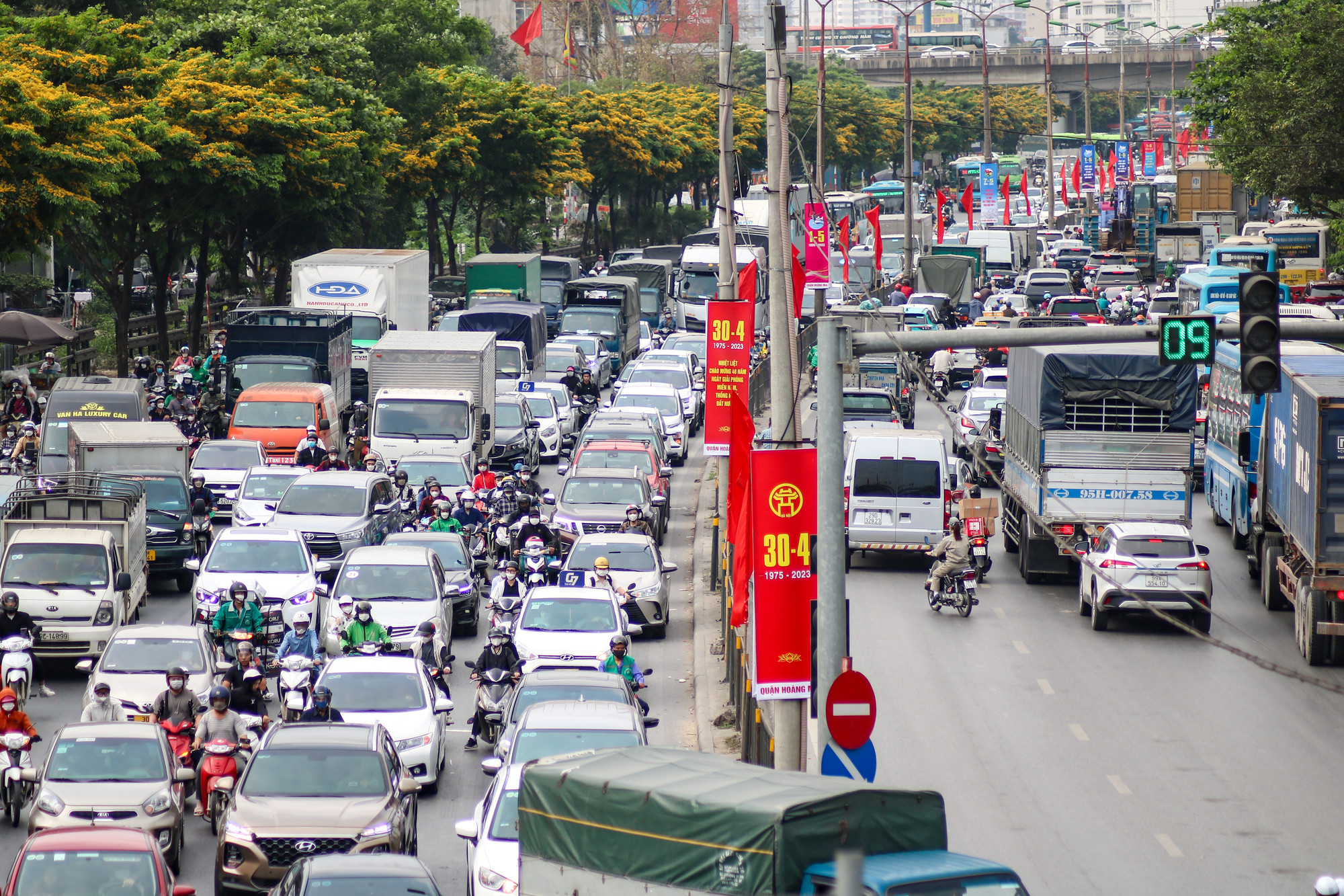 12h chiều ngày 28/4, tại bến xe Nước Ngầm đã bắt đầu xuất hiện tình trạng ách tắc giao thông kéo dài.