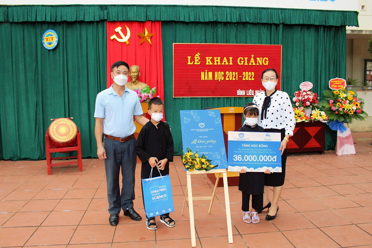 Đại diện QNACR trao học bổng cho học sinh tại huyện Bình Liêu nhân dịp năm học mới.