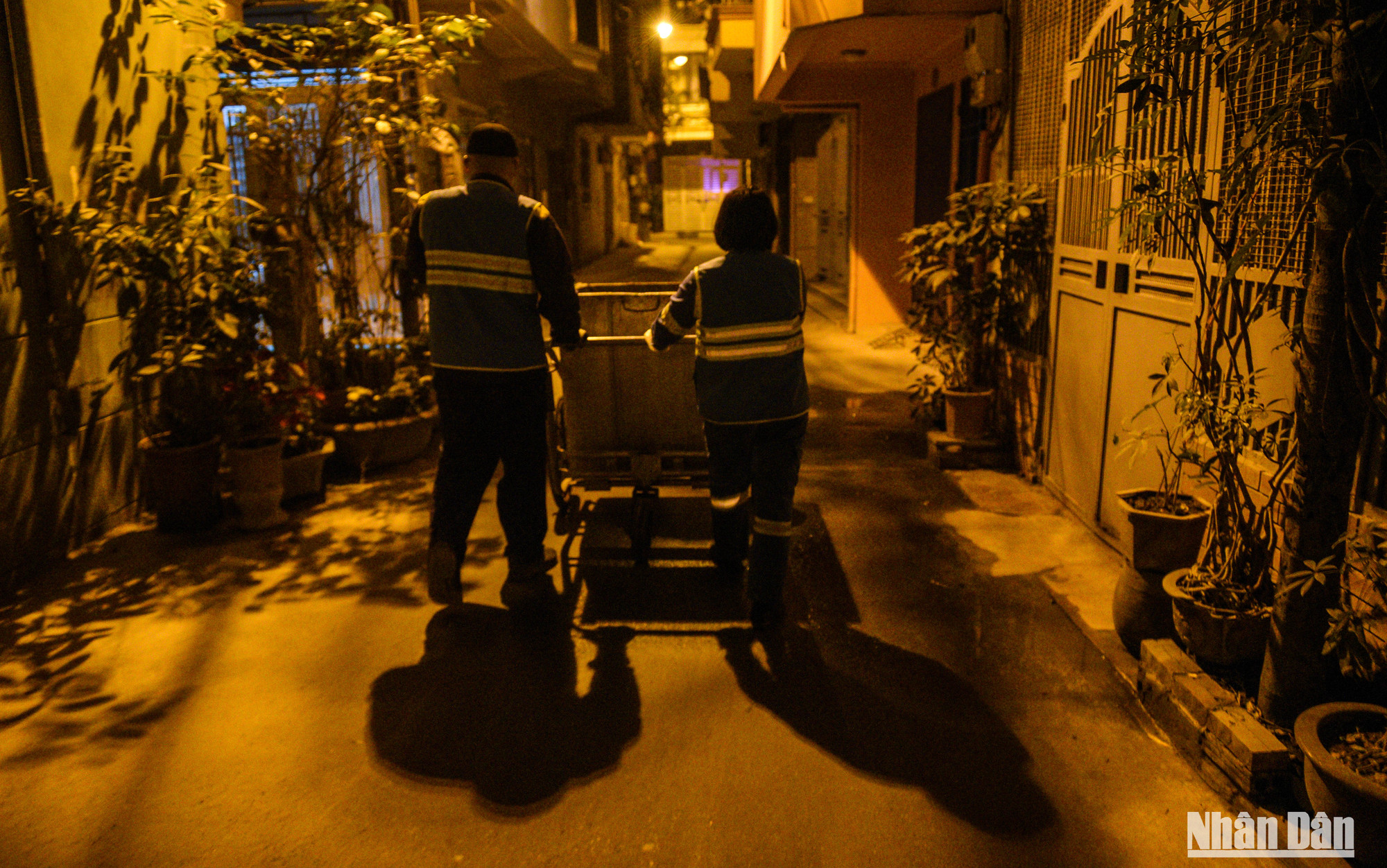 Những bước chân lặng lẽ trong đêm với quyết tâm giữ cho Hà Nội luôn sáng, xanh, sạch, đẹp...
