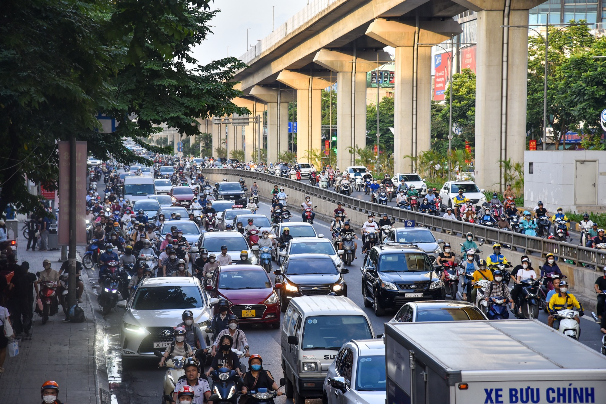 Theo ghi nhận của phóng viên, vào chiều 5/9, giao thông tại nhiều tuyến đường huyết mạch của Hà Nội đã bắt đầu ùn tắc trở lại sau kỳ nghỉ lễ kéo dài. Theo ghi nhận của phóng viên, vào chiều 5/9, giao thông tại nhiều tuyến đường huyết mạch của Hà Nội đã bắt đầu ùn tắc trở lại sau kỳ nghỉ lễ kéo dài.