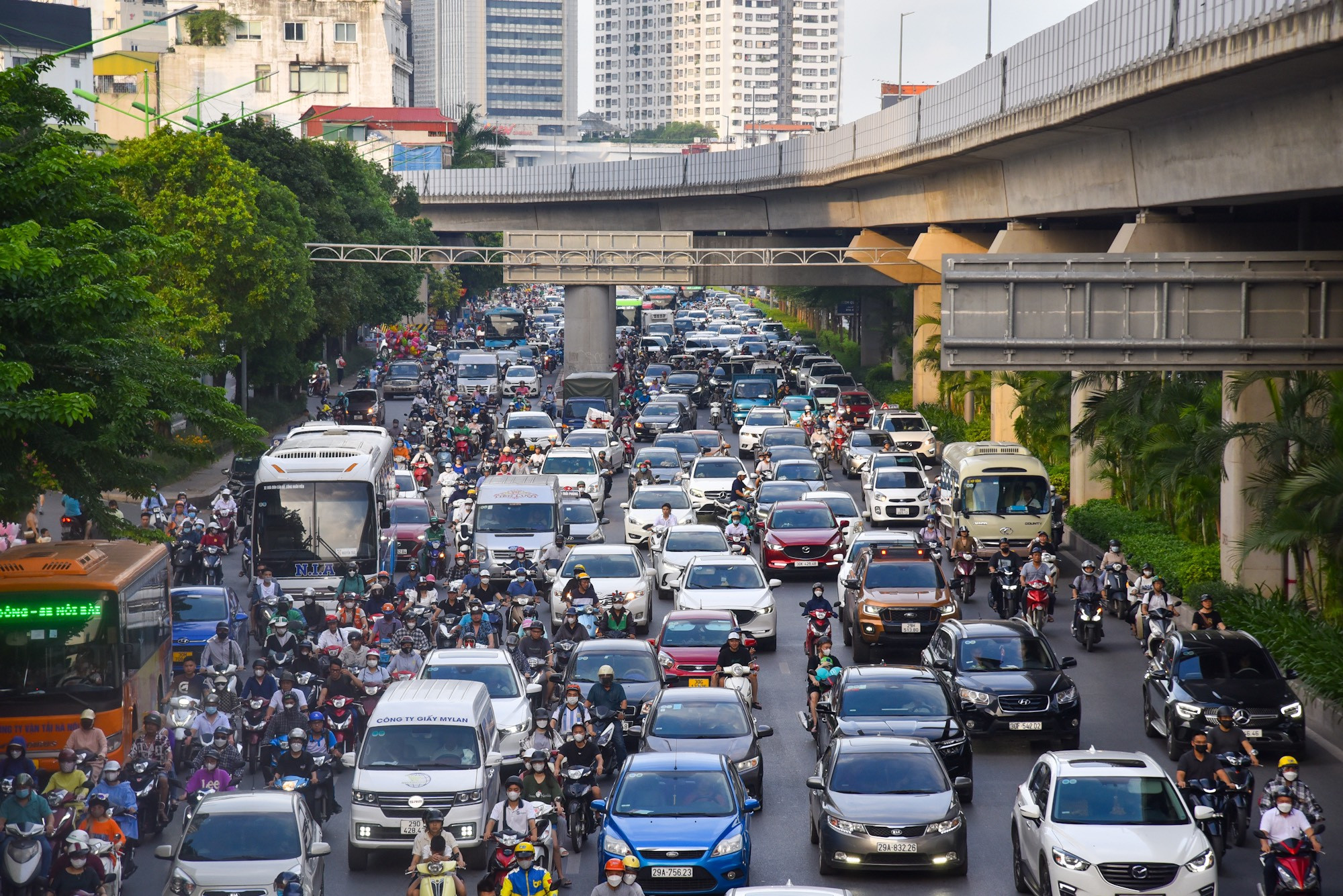 Dòng phương tiện ken đặc trên đường Nguyễn Trãi Dòng phương tiện ken đặc trên đường Nguyễn Trãi