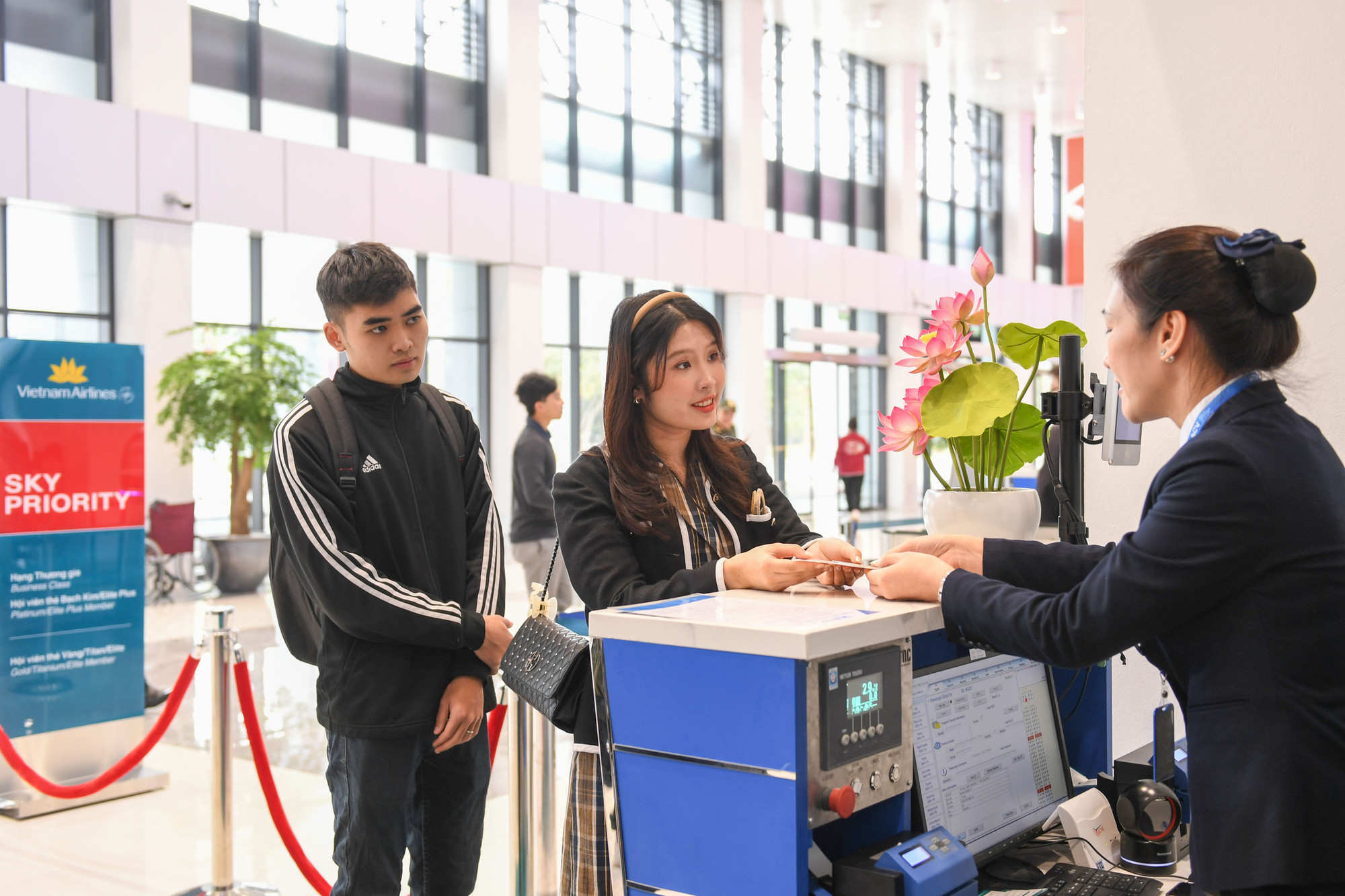 Hành khách làm thủ tục và gửi hành lý tại khu vực quầy check-in ở phần sảnh bên phải tầng 1 thuận theo luồng khách đi