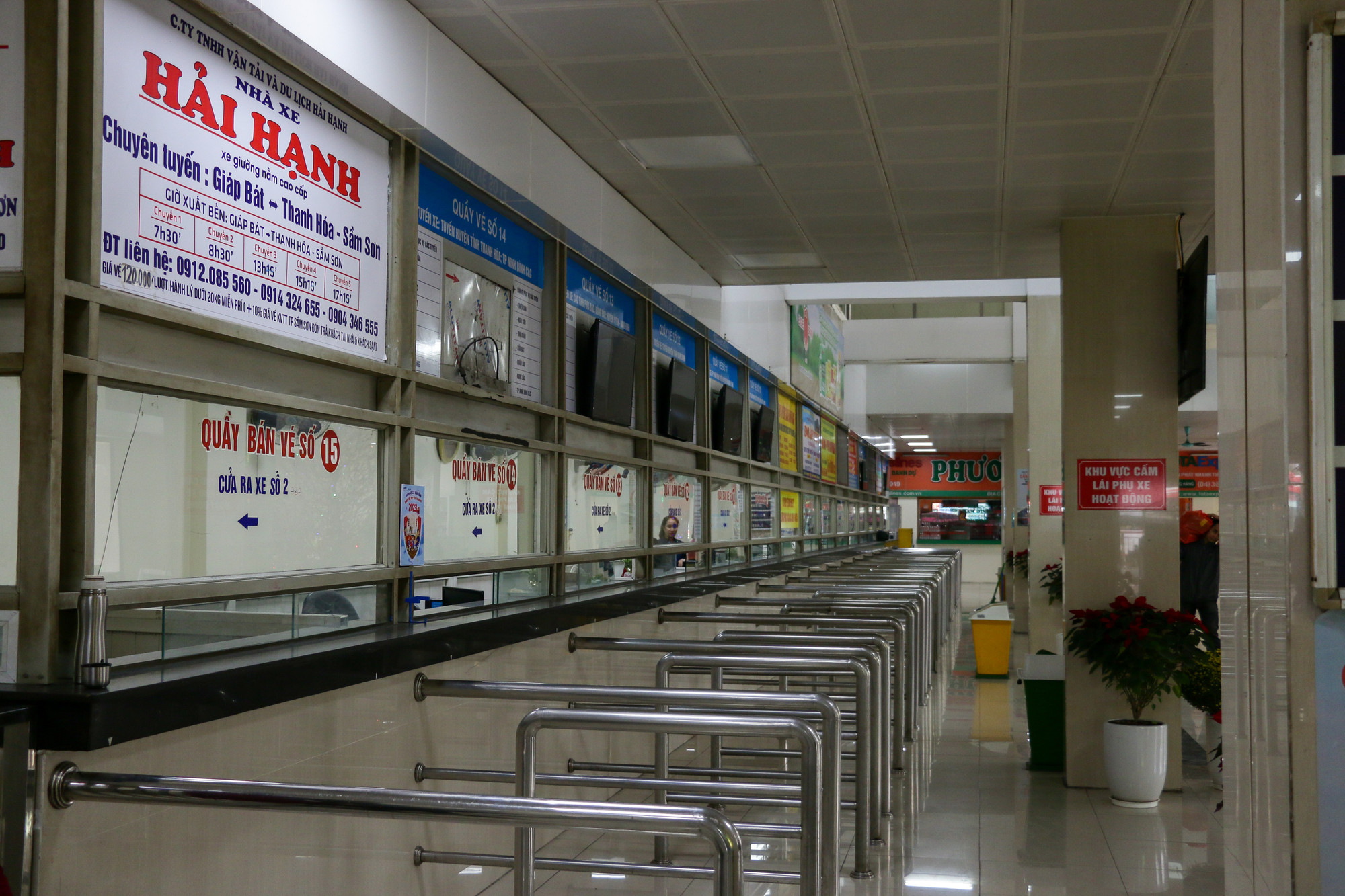 Theo ghi nhận của phóng viên, hôm nay 19/1 quầy bán vé tại bến xe Giáp Bát rất vắng khách. Người dân chủ yếu di chuyển bằng xe máy hoặc phương tiện cá nhân để về quê đón Tết.