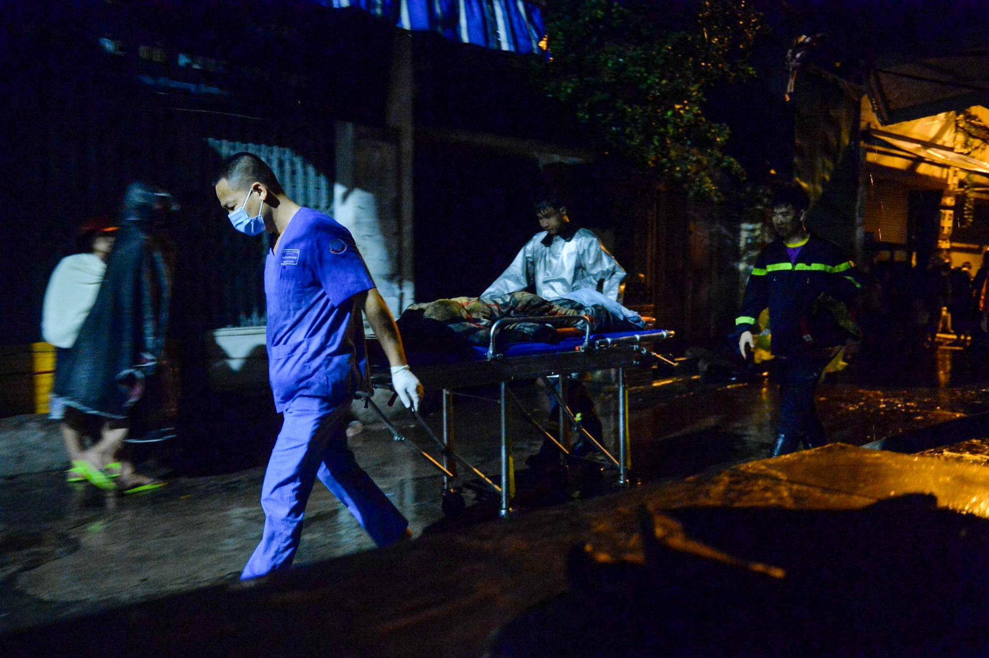 Hiện tại, các cơ quan chức năng vẫn đang bám trụ tại hiện trường.