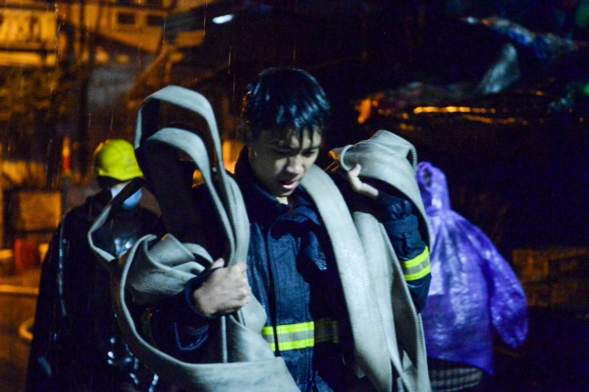 Lực lượng chức năng nỗ lực hết mình trong vụ cháy tại Khương Hạ.