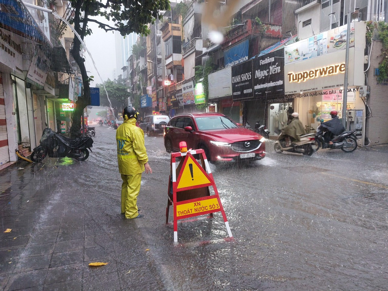 Theo dự báo: Do ảnh hưởng của rìa phía bắc dải hội tụ nhiệt đới có trục qua Trung Bộ kết hợp với rìa Tây Nam áp cao lục địa, trên địa bàn thành phố Hà Nội tiếp tục có mưa vừa, mưa to, lượng mưa phổ biến từ 20-40mm, có nơi lớn hơn.