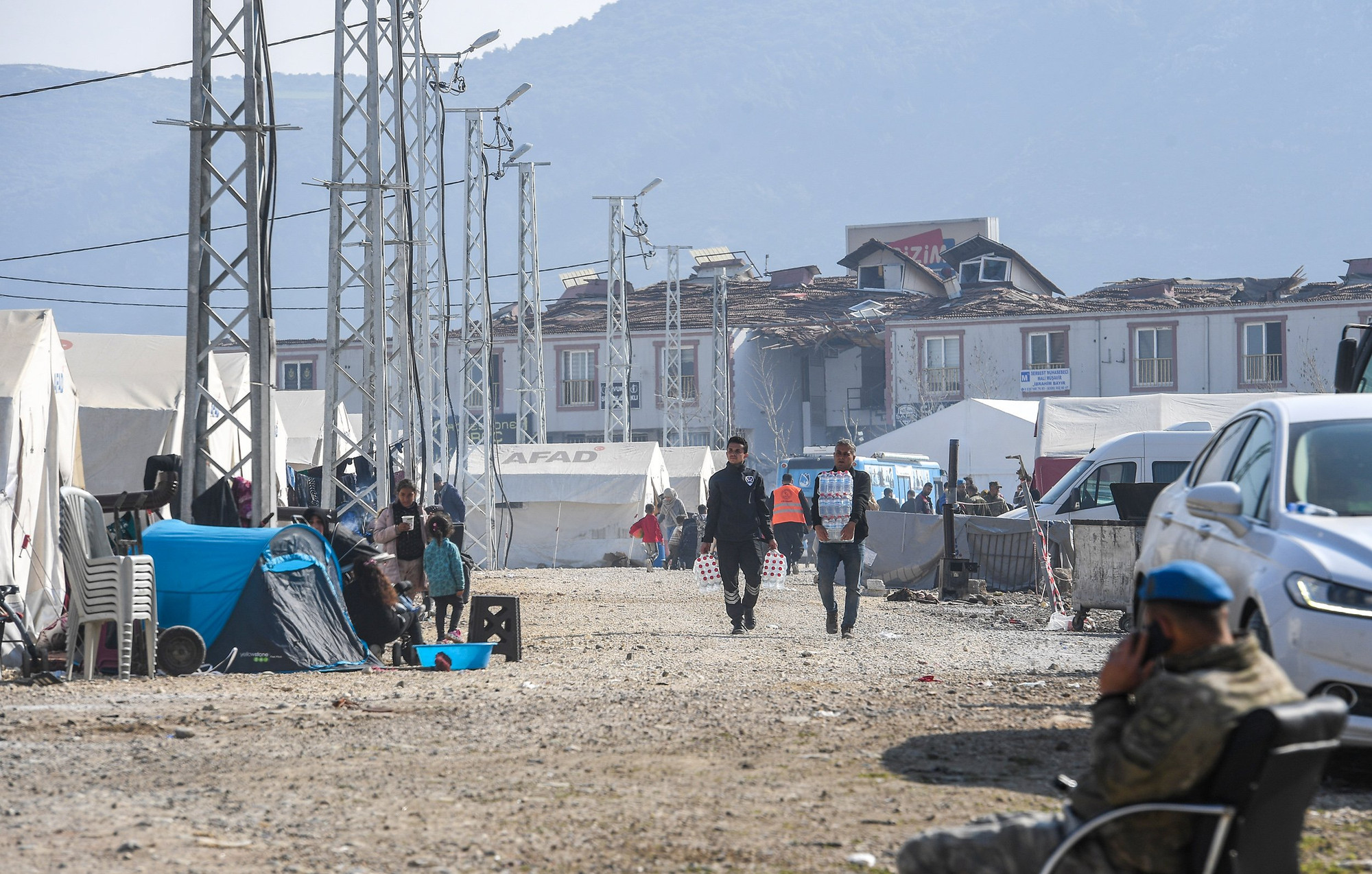 Cuộc sống bên trong nơi tạm trú của các nạn nhân động đất.