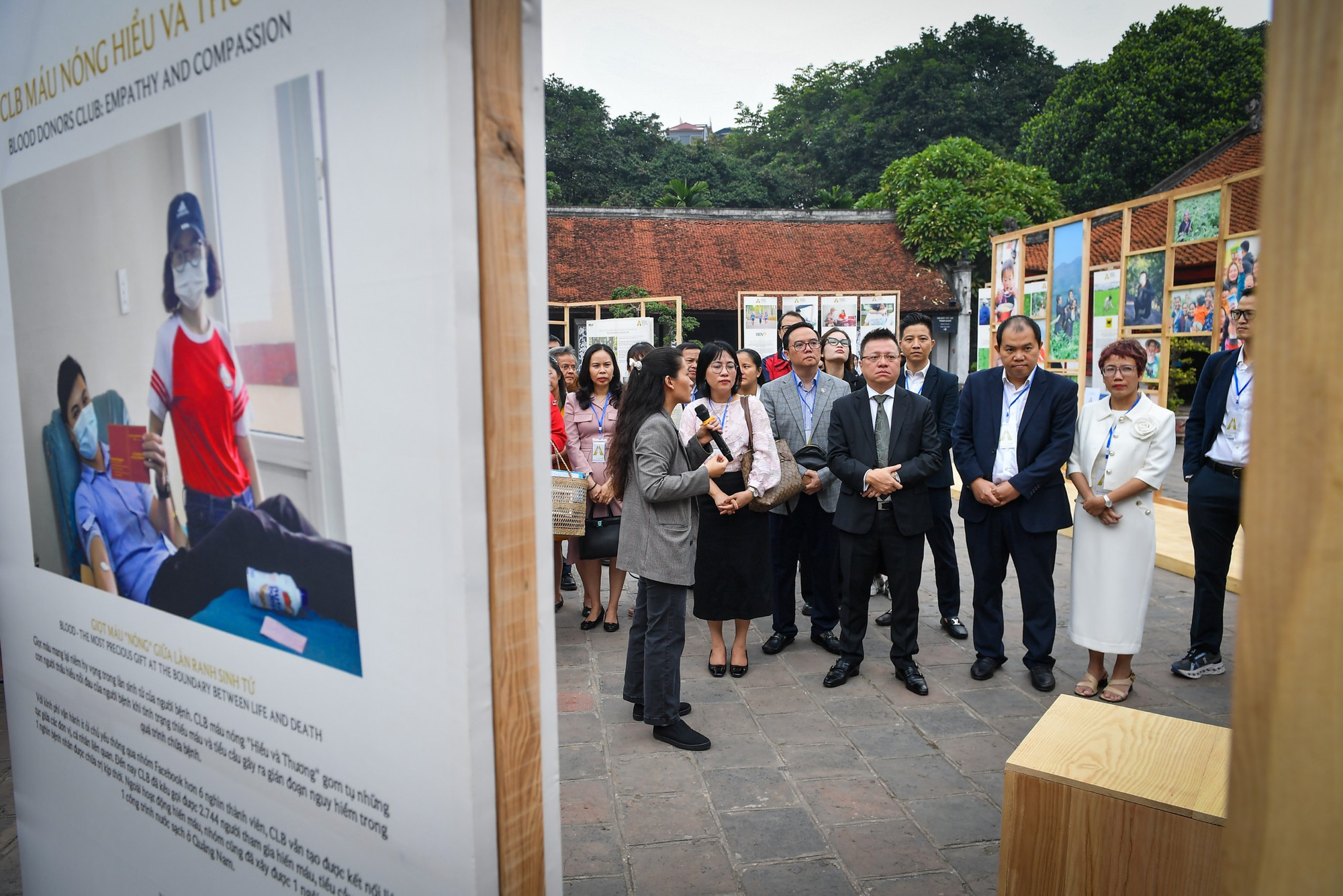 Một góc triển lãm Hành động vì cộng đồng tại sân Bái Đường của Văn Miếu - Quốc Tử Giám.