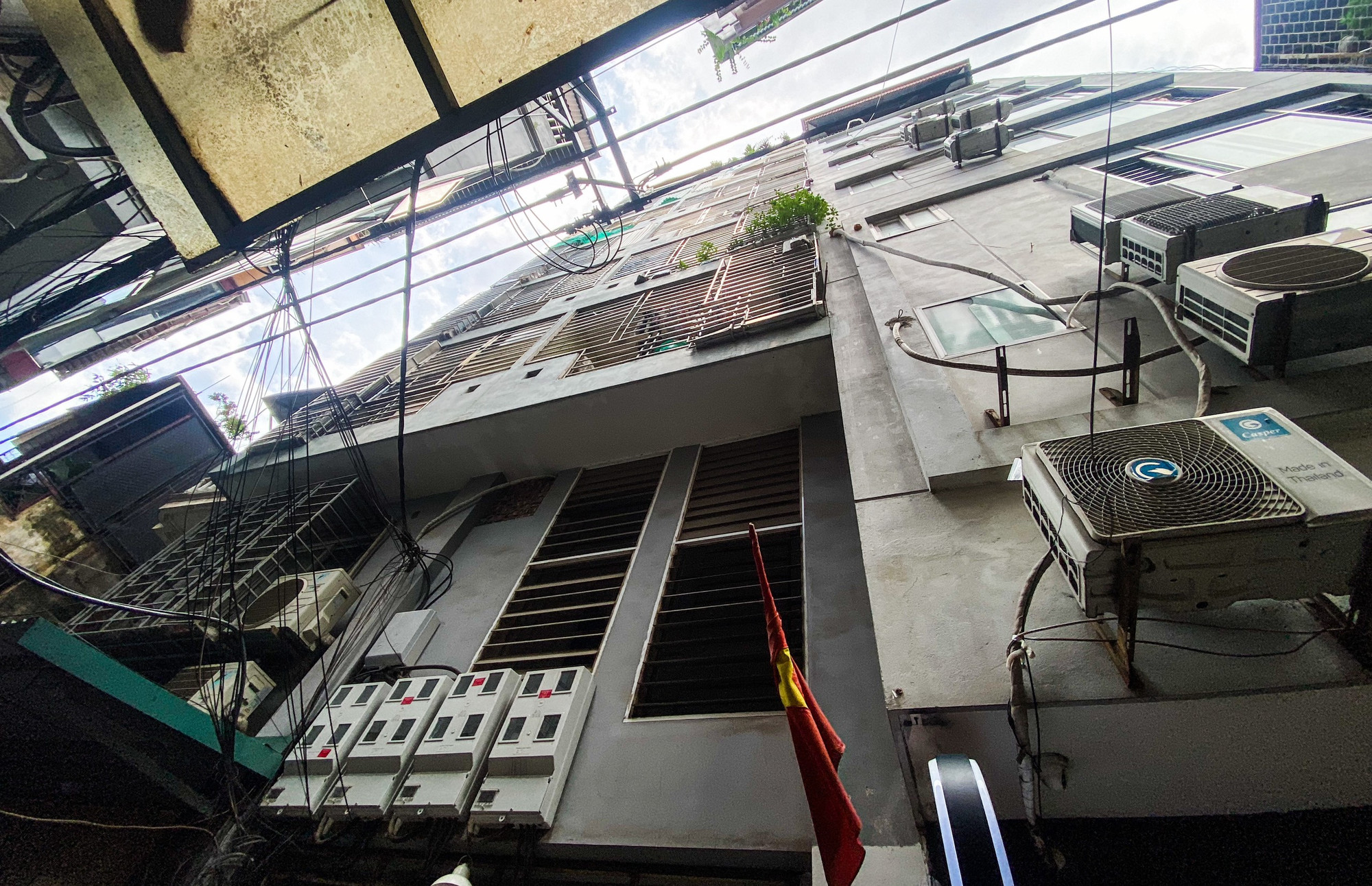 Tất cả các chung cư mini có liên quan đến bị can này đều chung đặc điểm là nằm sâu trong ngõ nhỏ, xây cao tầng (có dấu hiệu xây dựng sai phép như xây vượt tầng, xây tràn diện tích đất), phân làm nhiều phòng riêng để bán và cho thuê, không bảo đảm các yêu cầu phòng cháy chữa cháy.