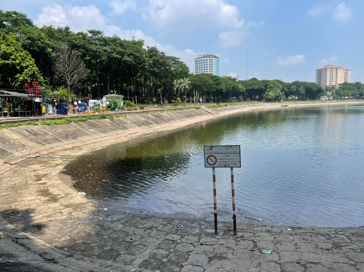 Vị trí dầu thải xuất hiện nhiều nhất là góc hồ ven đường Nguyễn Phan Chánh, đối diện chung cư HH Linh Đàm. Vị trí dầu thải xuất hiện nhiều nhất là góc hồ ven đường Nguyễn Phan Chánh, đối diện chung cư HH Linh Đàm.